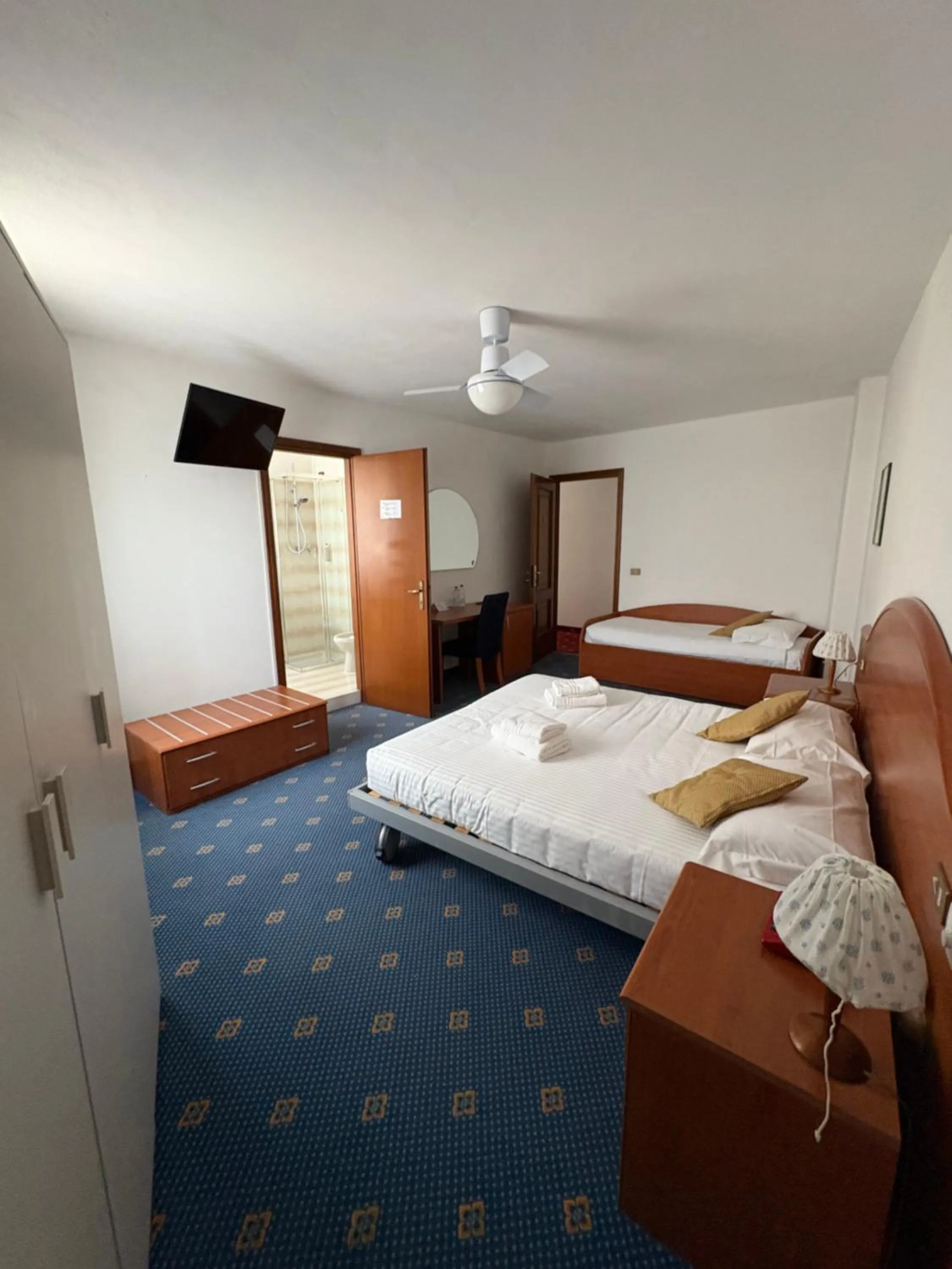 TV and multimedia, Bed in Garnì Hotel Tignale