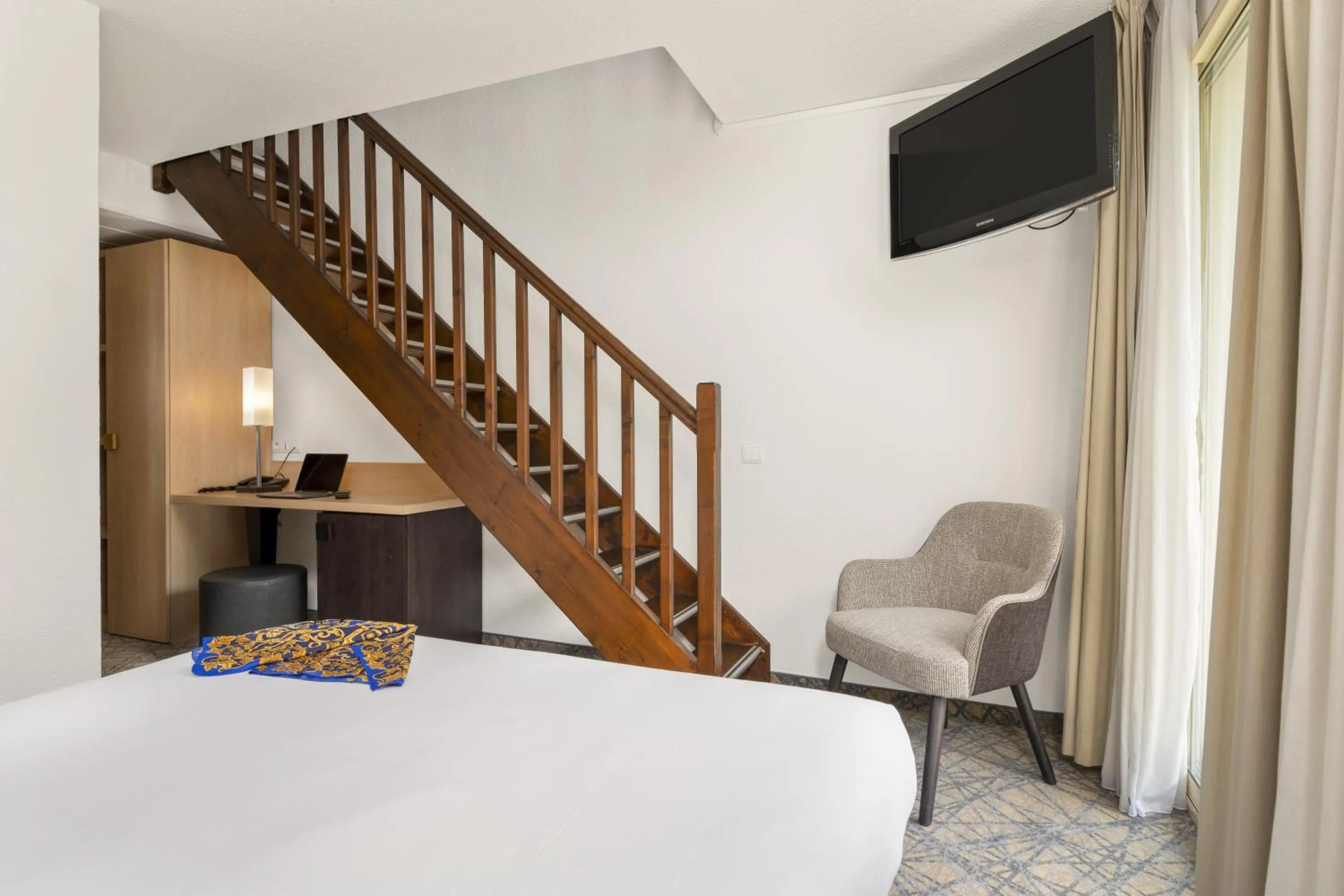 Bedroom, Bed in Hôtel Eliseo