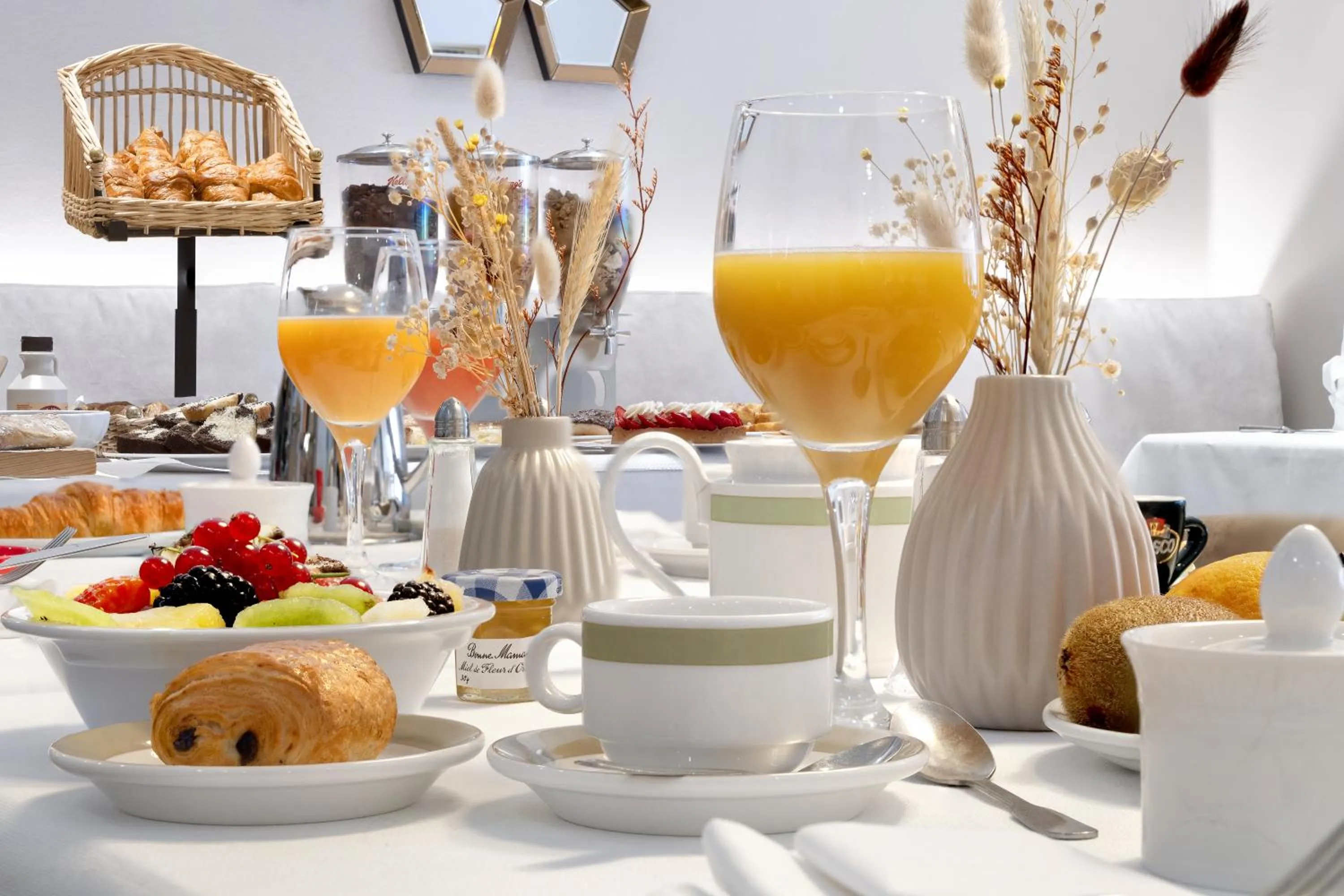 Food and drinks in Hôtel Eliseo