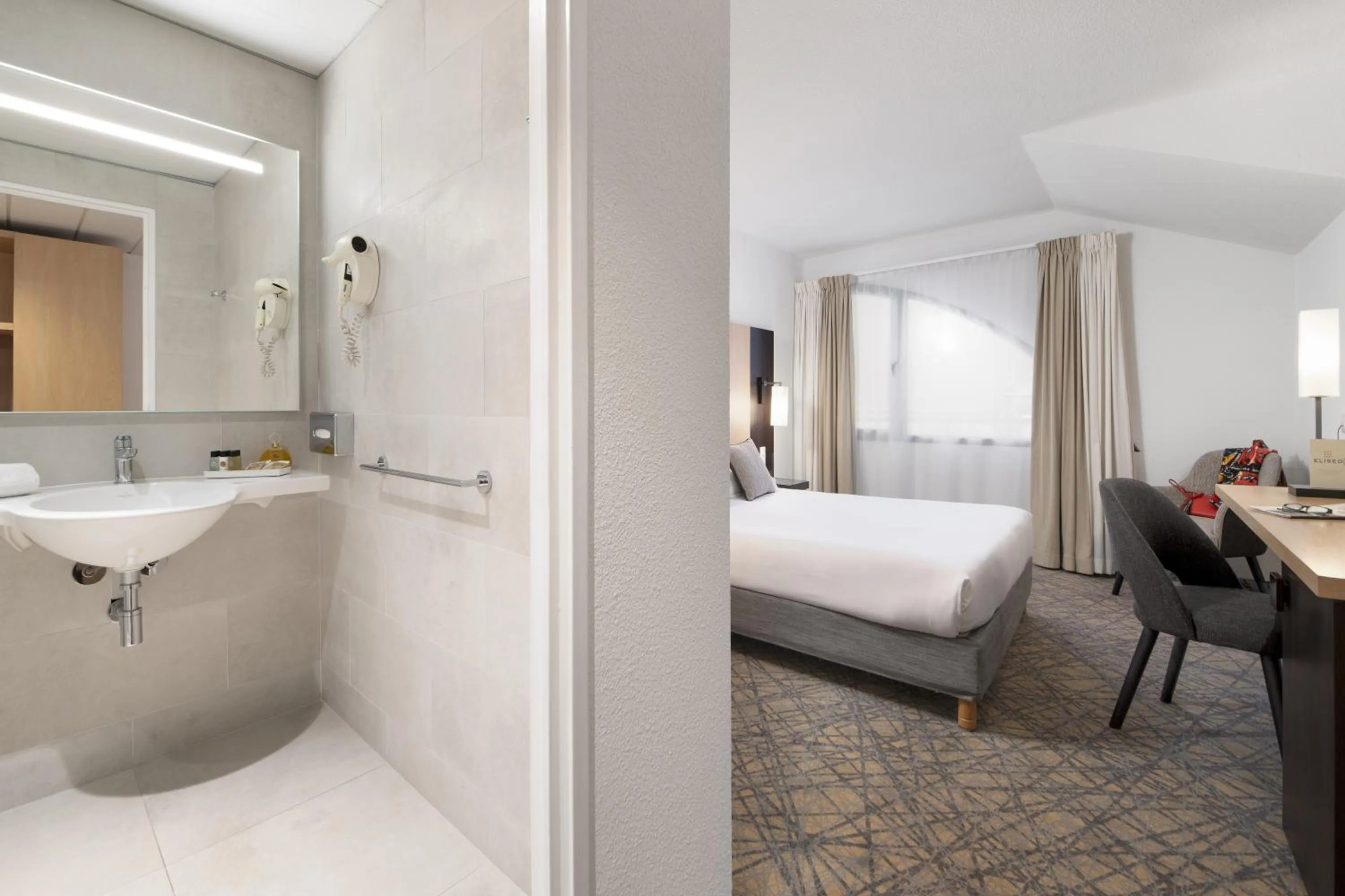 Photo of the whole room, Bed in Hôtel Eliseo