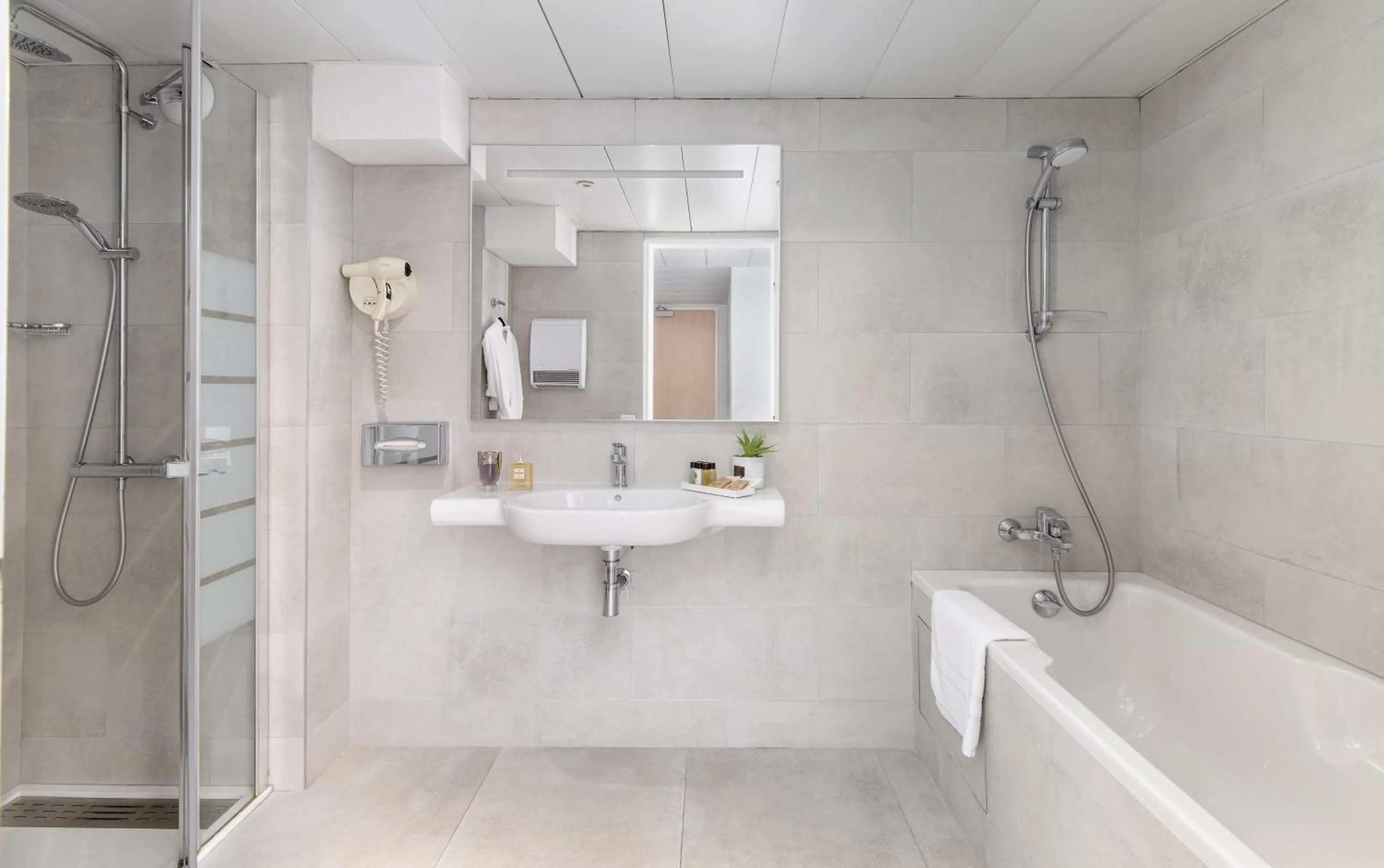 Bathroom in Hôtel Eliseo