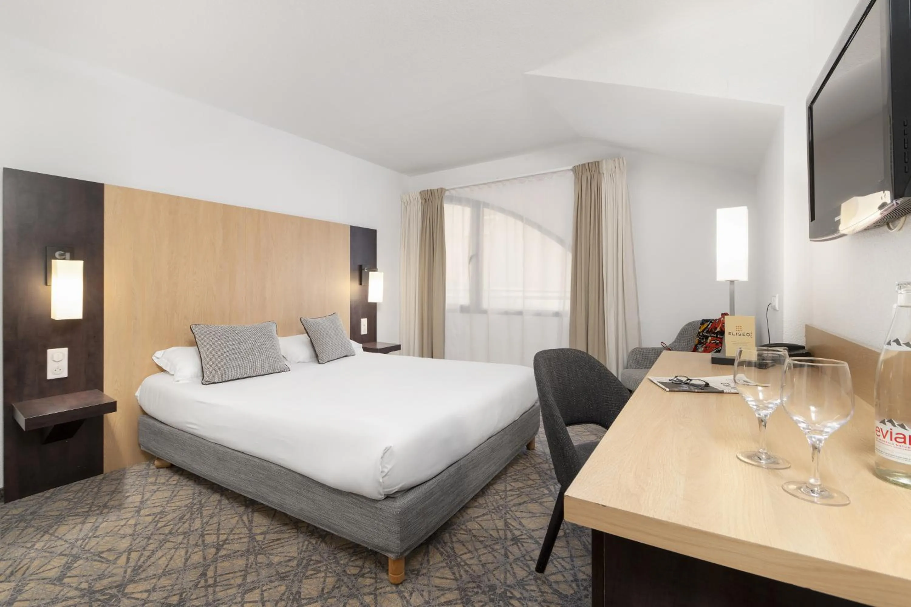 Property building, Bed in Hôtel Eliseo