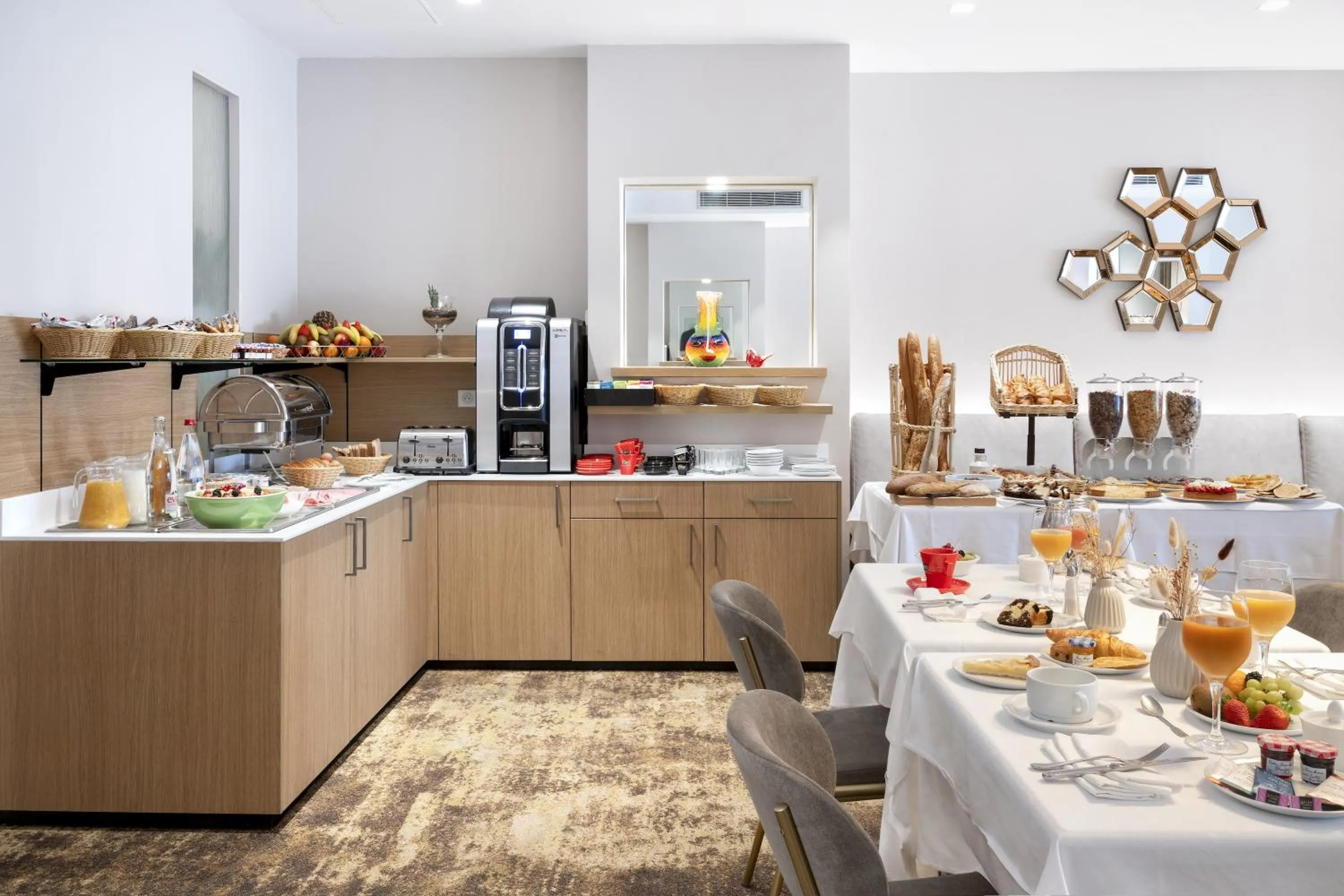 Breakfast in Hôtel Eliseo