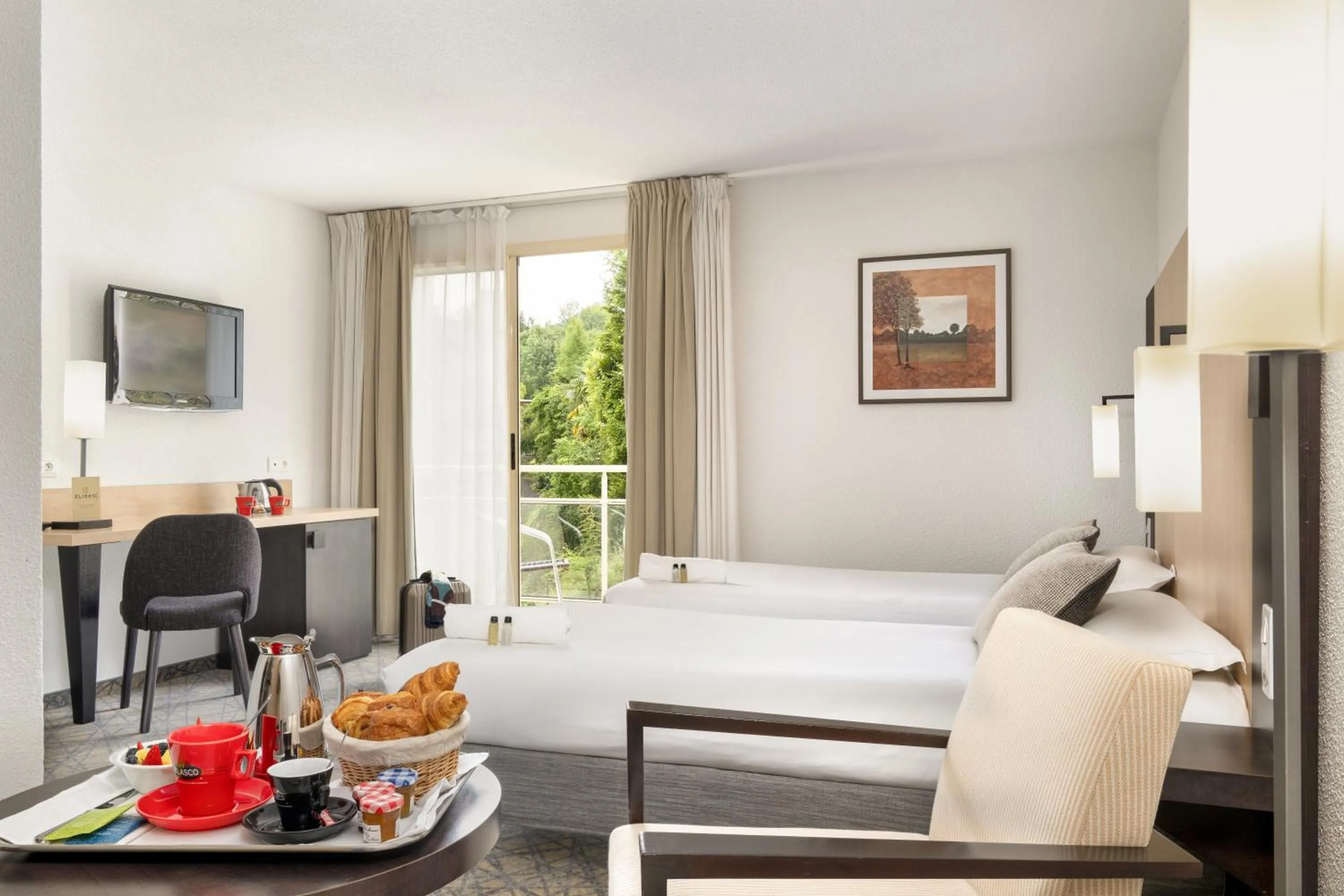 Photo of the whole room in Hôtel Eliseo