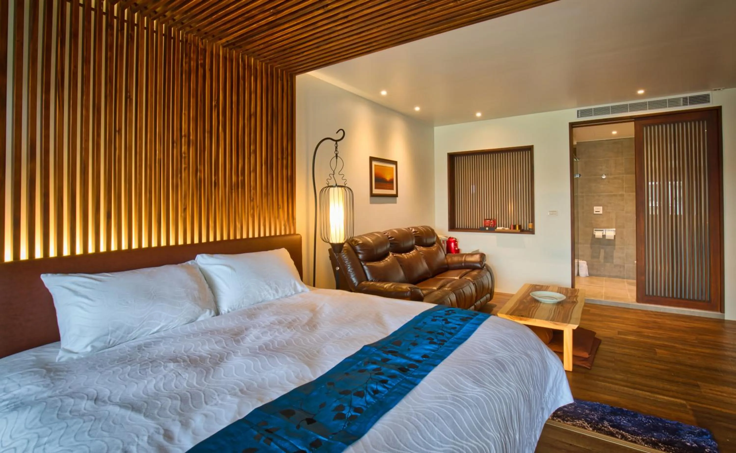 Shower, Bed in The Sunbeam Hideaway B&B