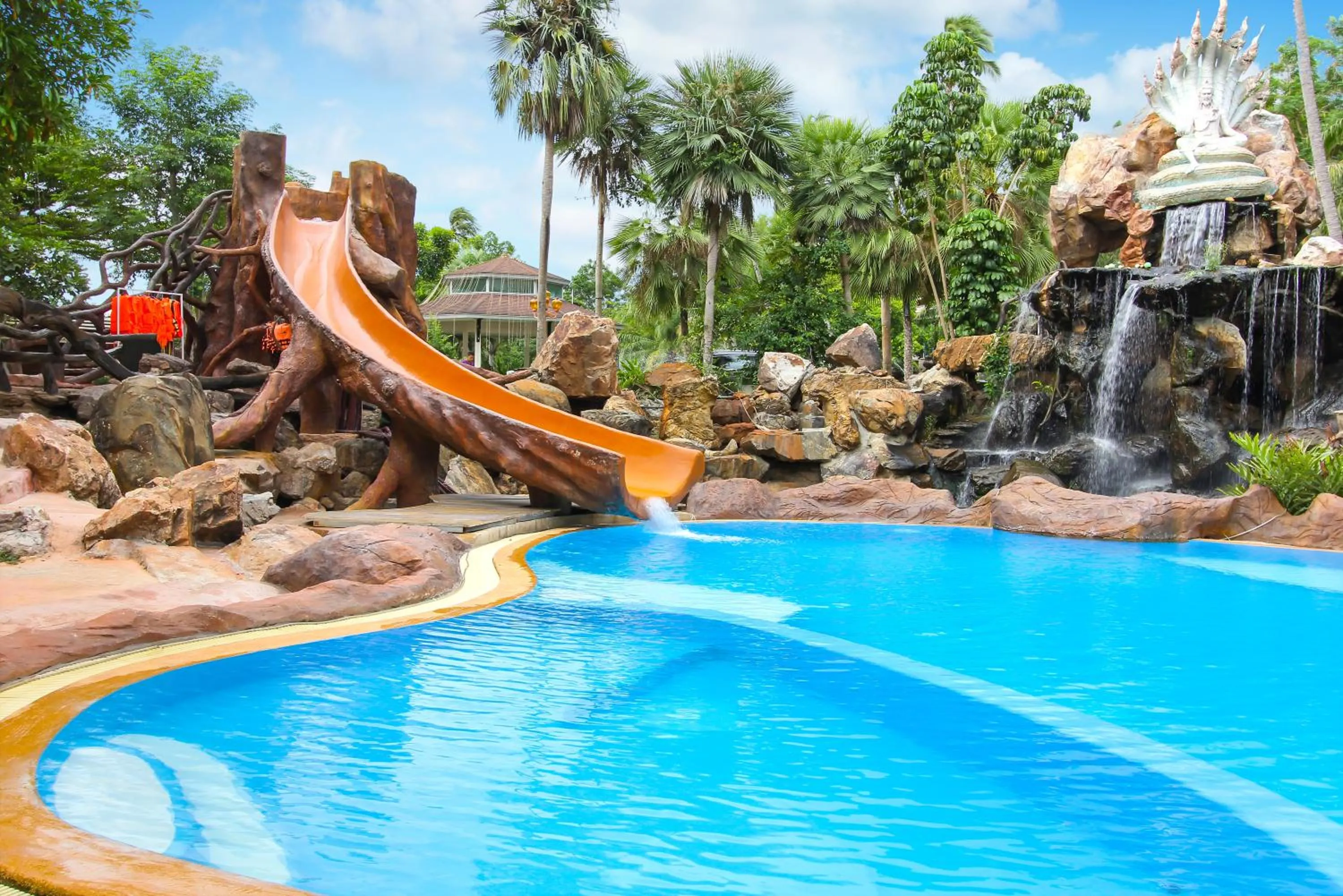 Swimming pool in Nana Resort Kaeng Krachan