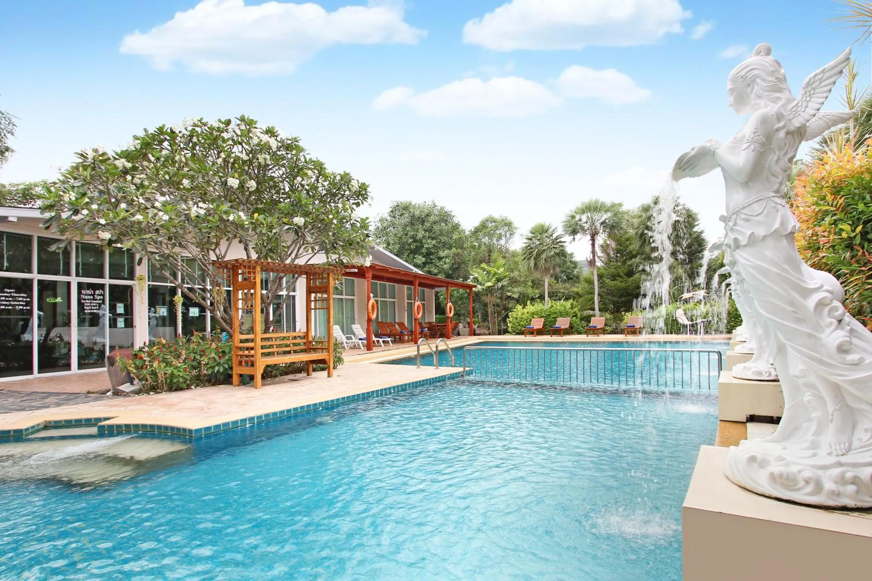 Swimming pool in Nana Resort Kaeng Krachan