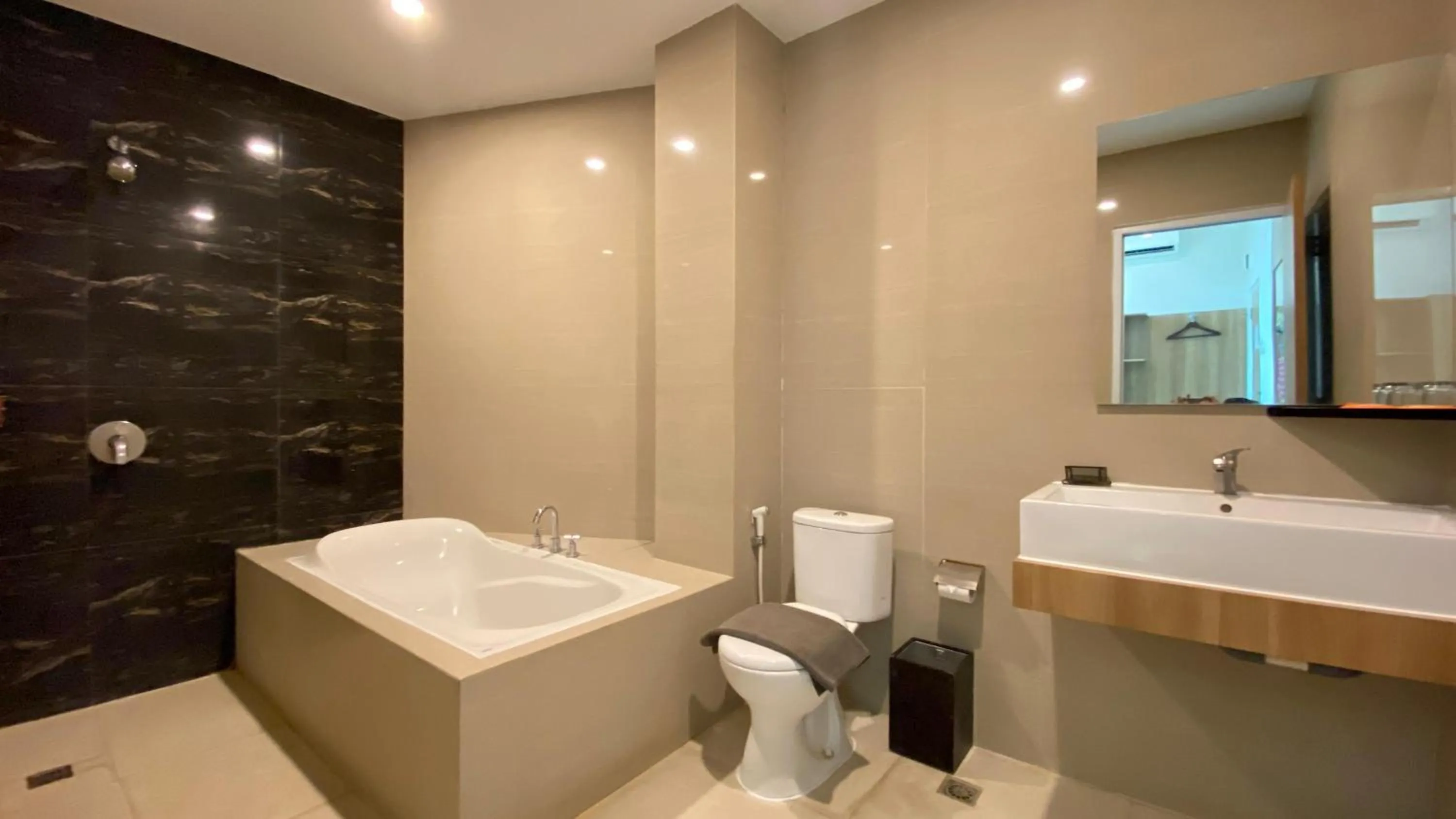 Front One Hotel Airport Solo