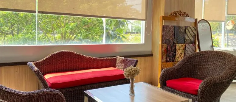 Front One Hotel Airport Solo