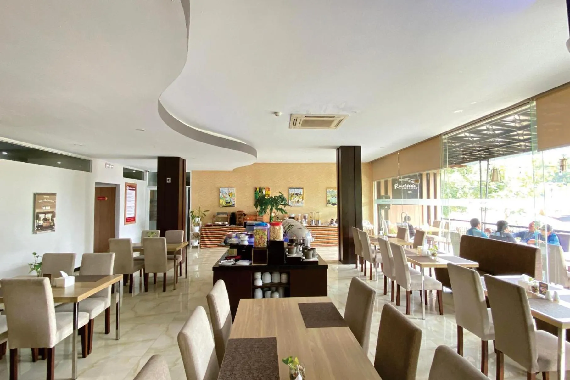 Front One Hotel Airport Solo