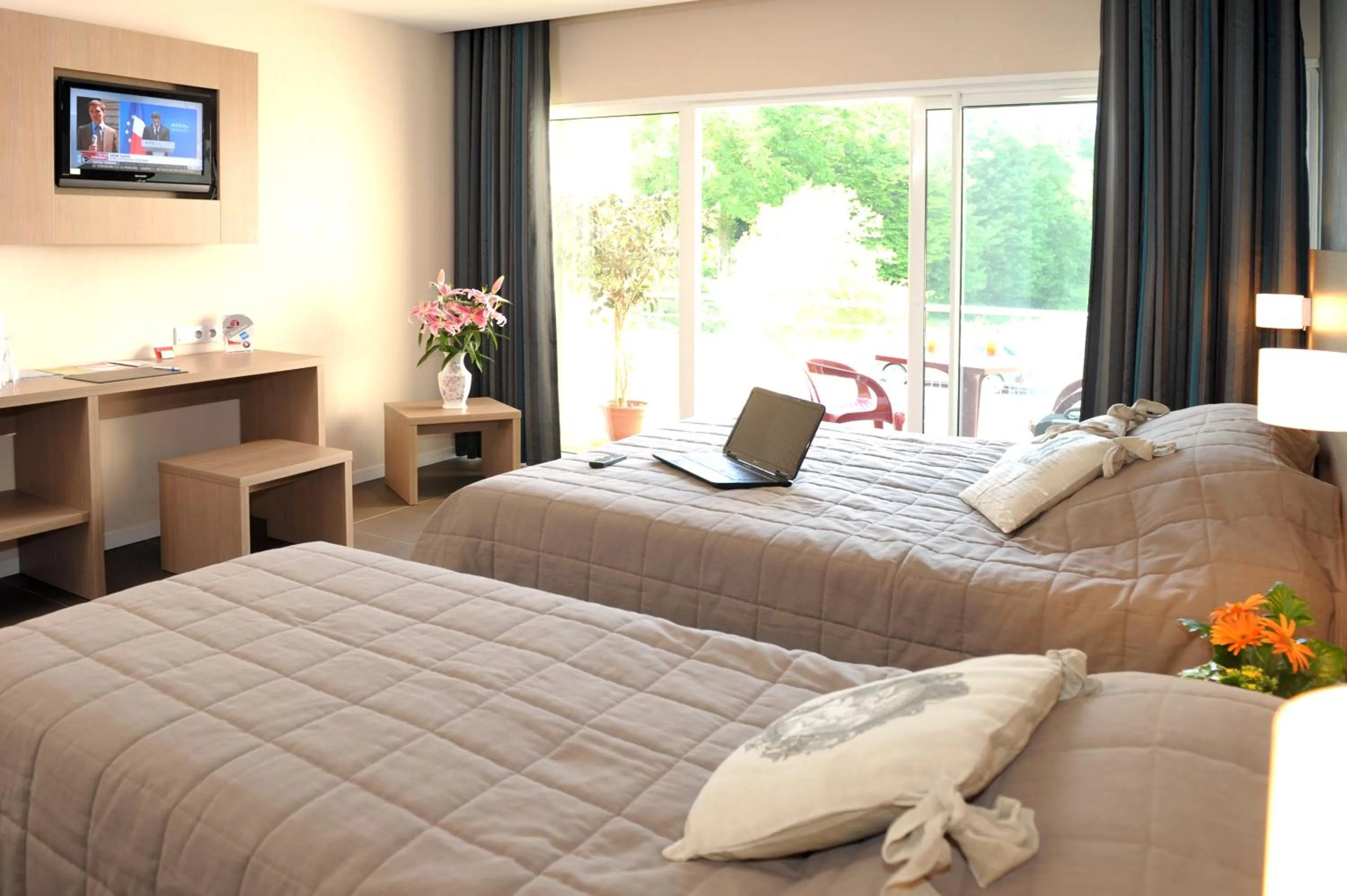 Photo of the whole room, Bed in The Originals City, Hôtel de France, Bessines-sur-Gartempe