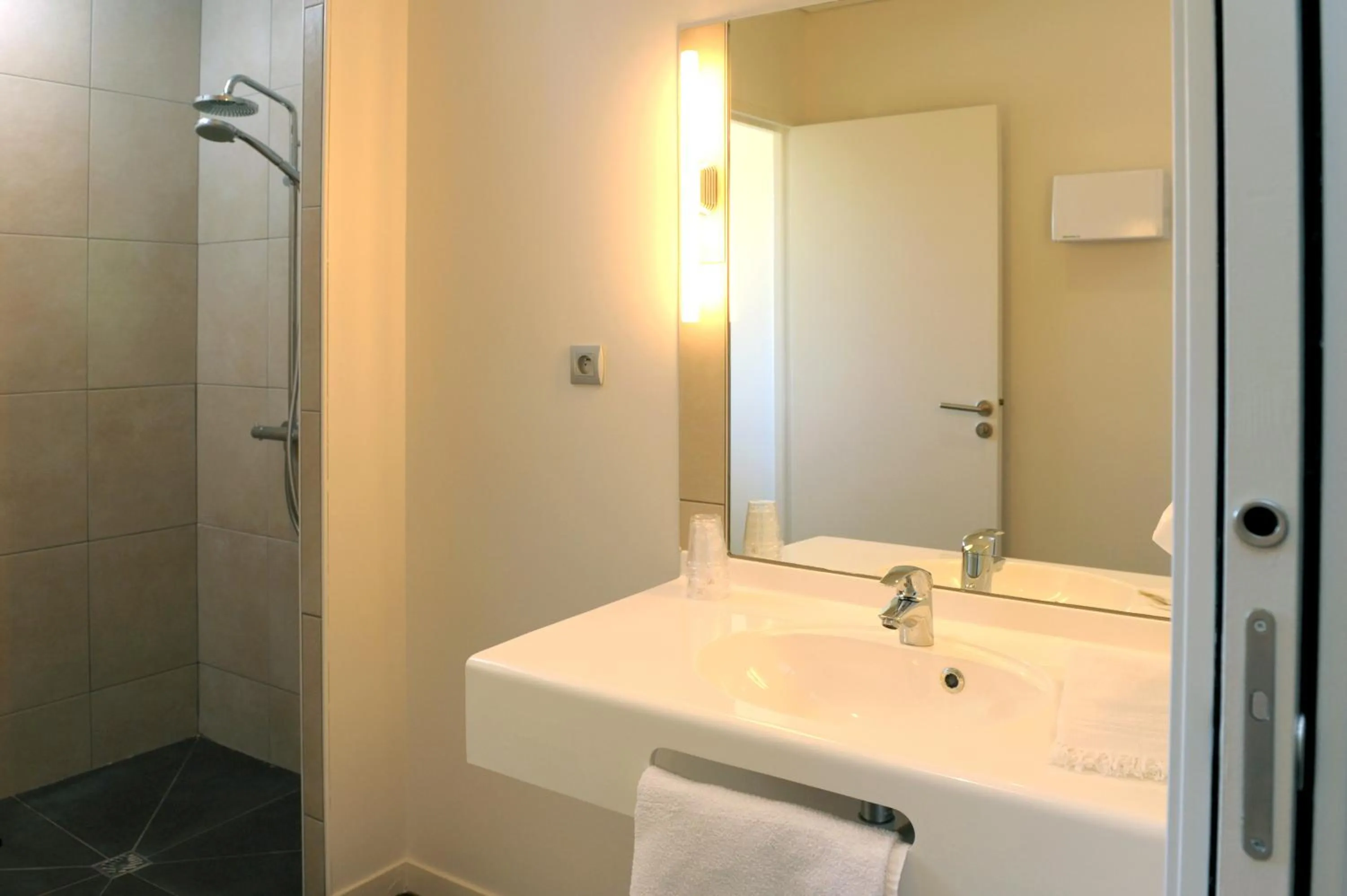 Bathroom in The Originals City, Hôtel de France, Bessines-sur-Gartempe