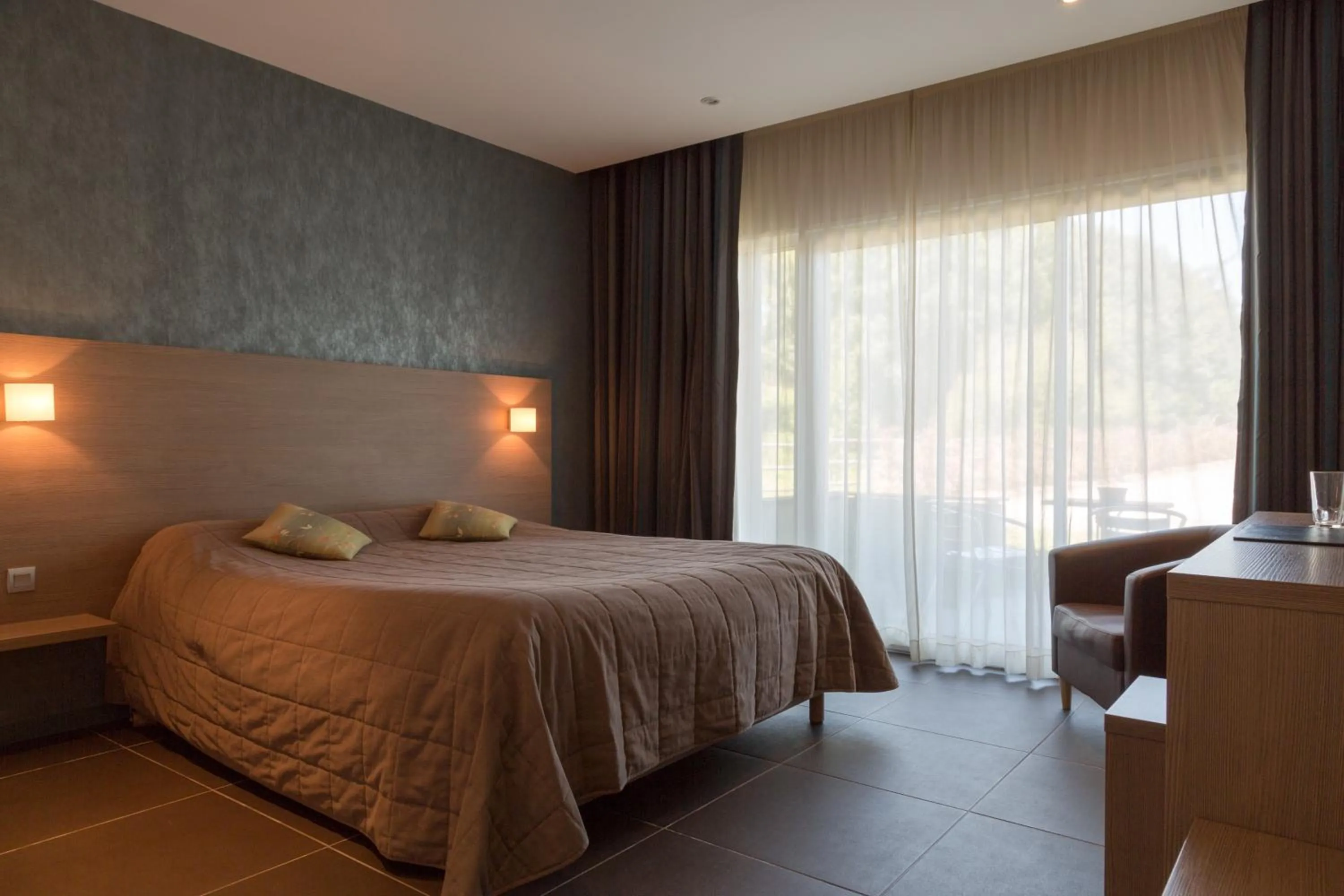 Bed in The Originals City, Hôtel de France, Bessines-sur-Gartempe