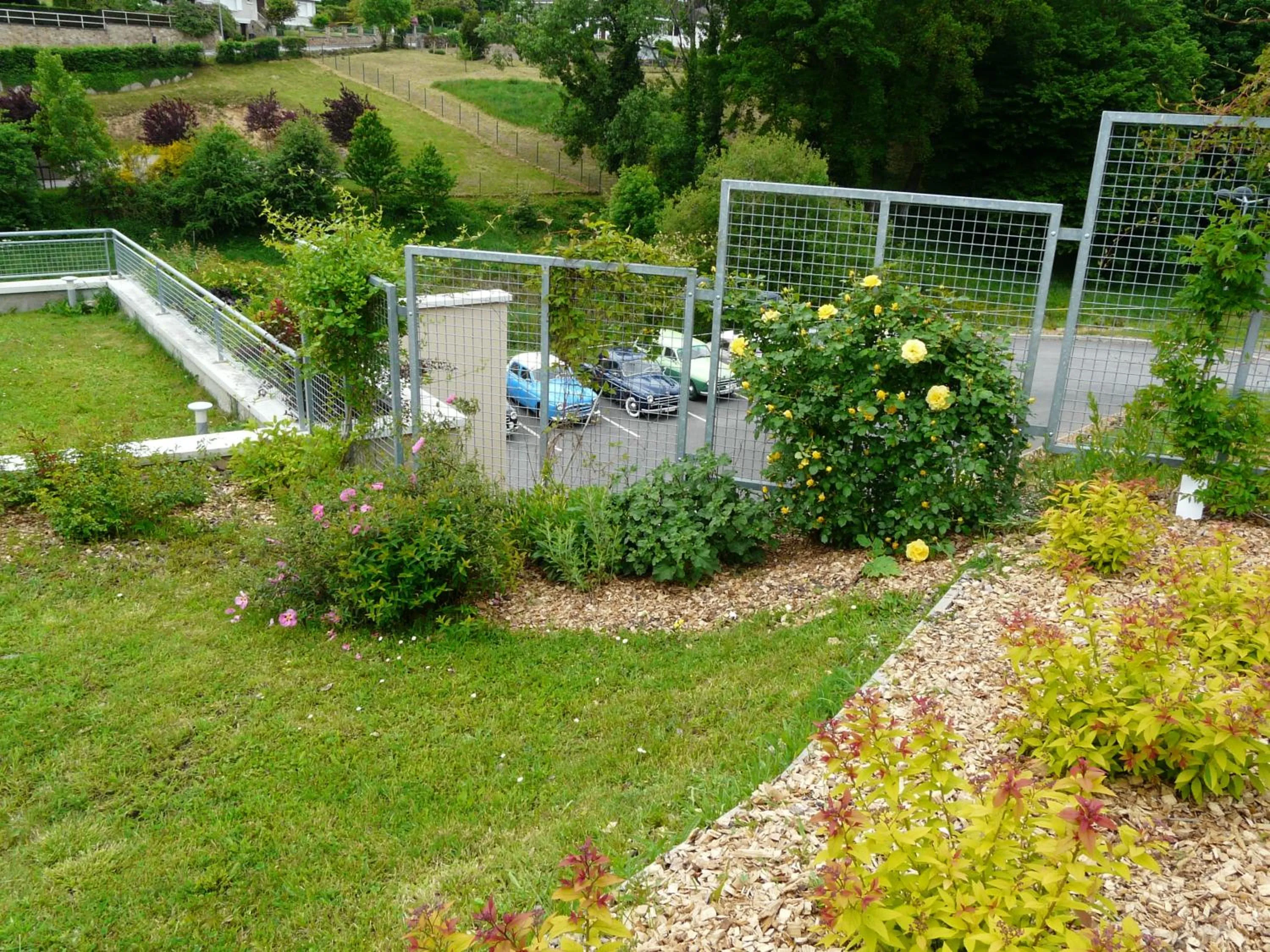 Garden view in The Originals City, Hôtel de France, Bessines-sur-Gartempe