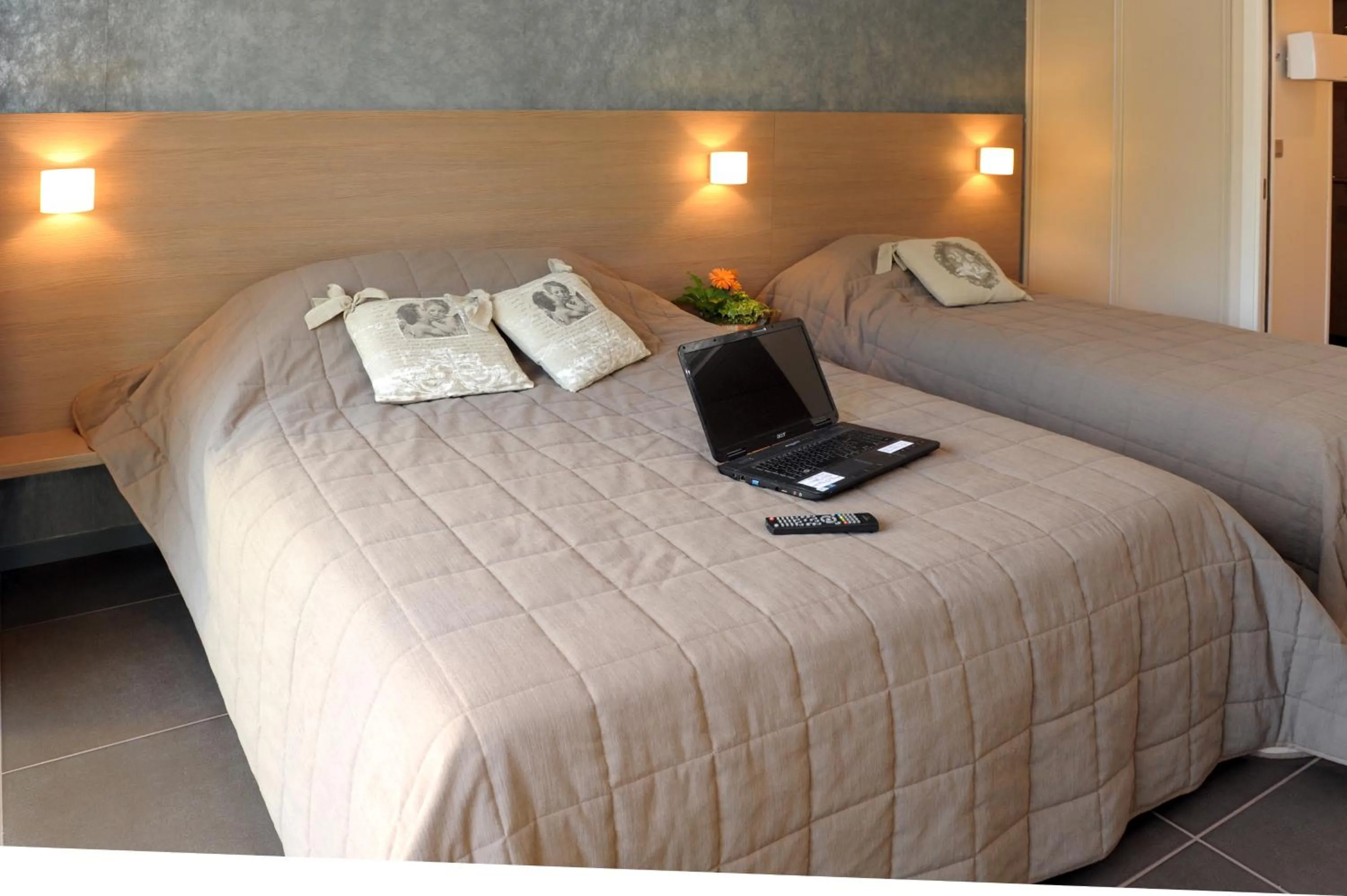 Photo of the whole room, Bed in The Originals City, Hôtel de France, Bessines-sur-Gartempe