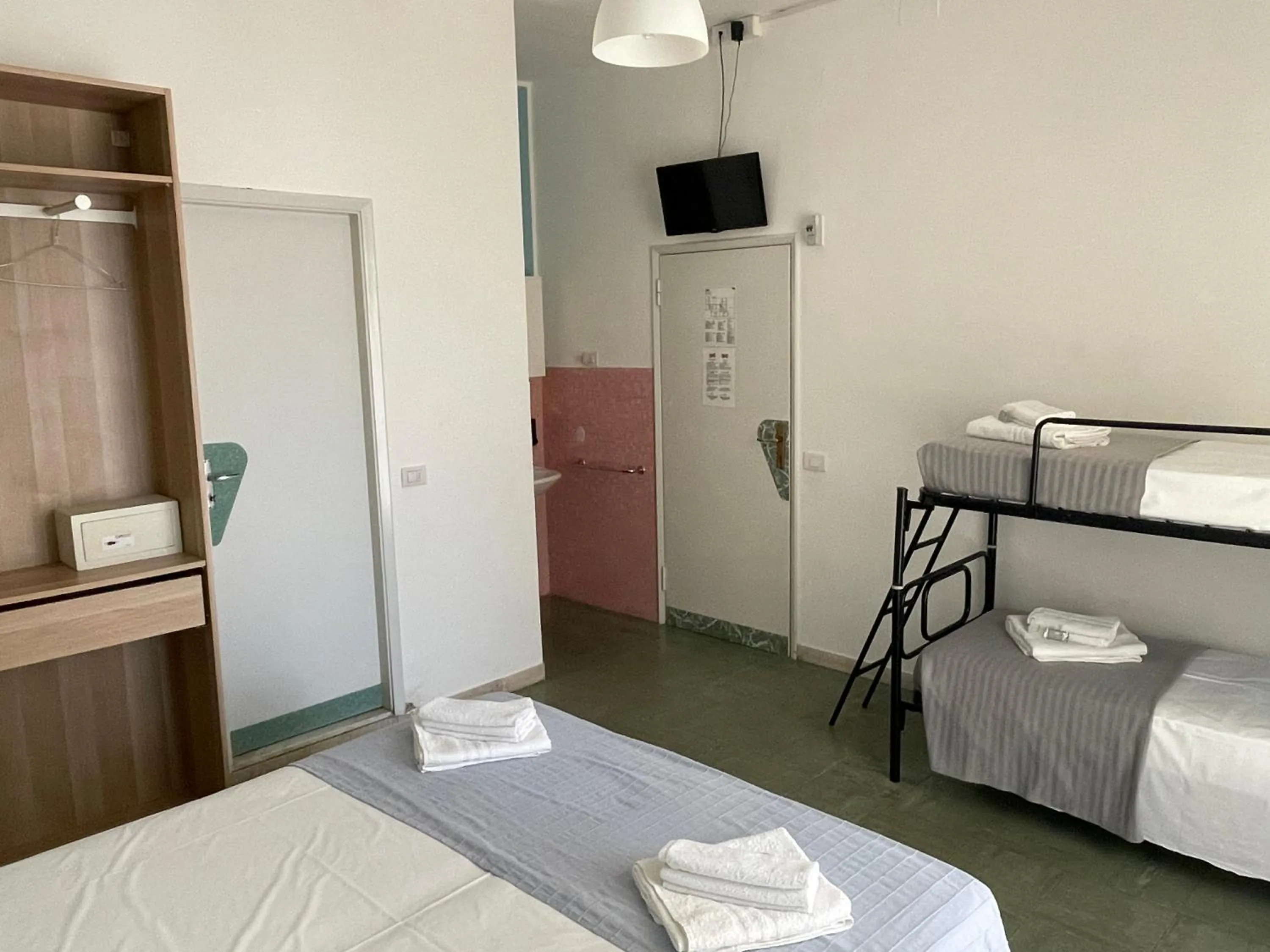 Bedroom, Bed in Hotel Aloha