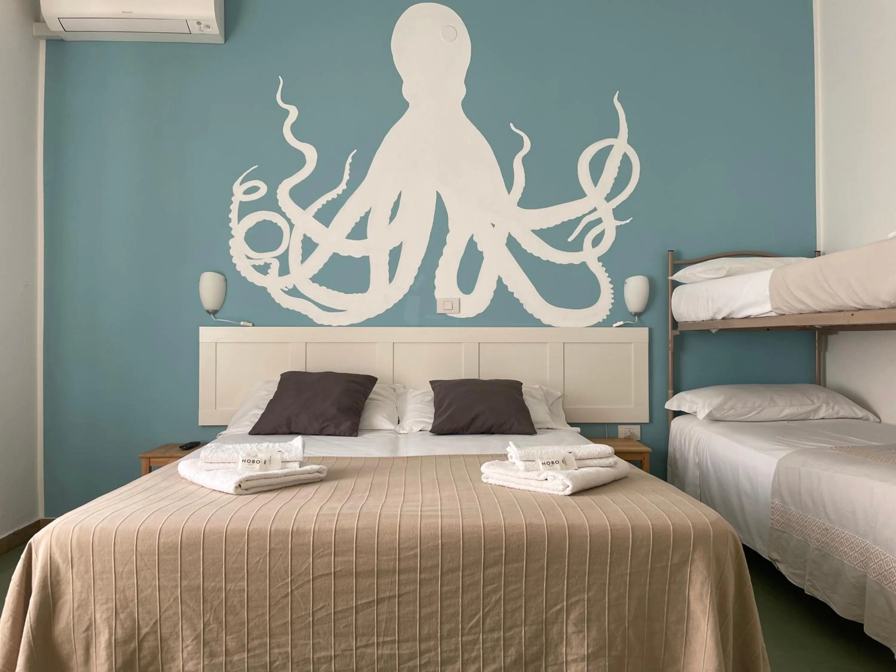 Bedroom, Bed in Hotel Aloha