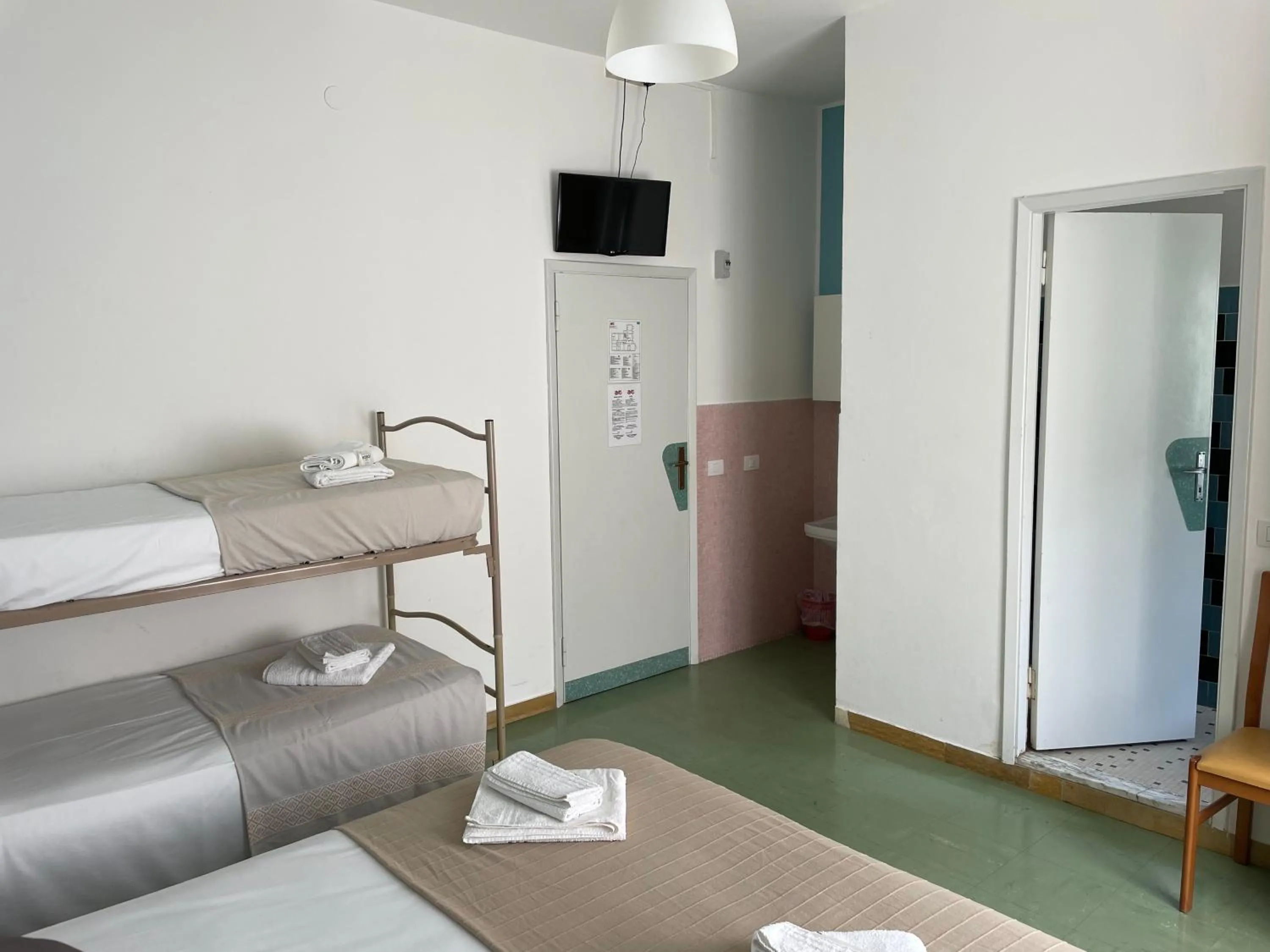 bunk bed, Bed in Hotel Aloha