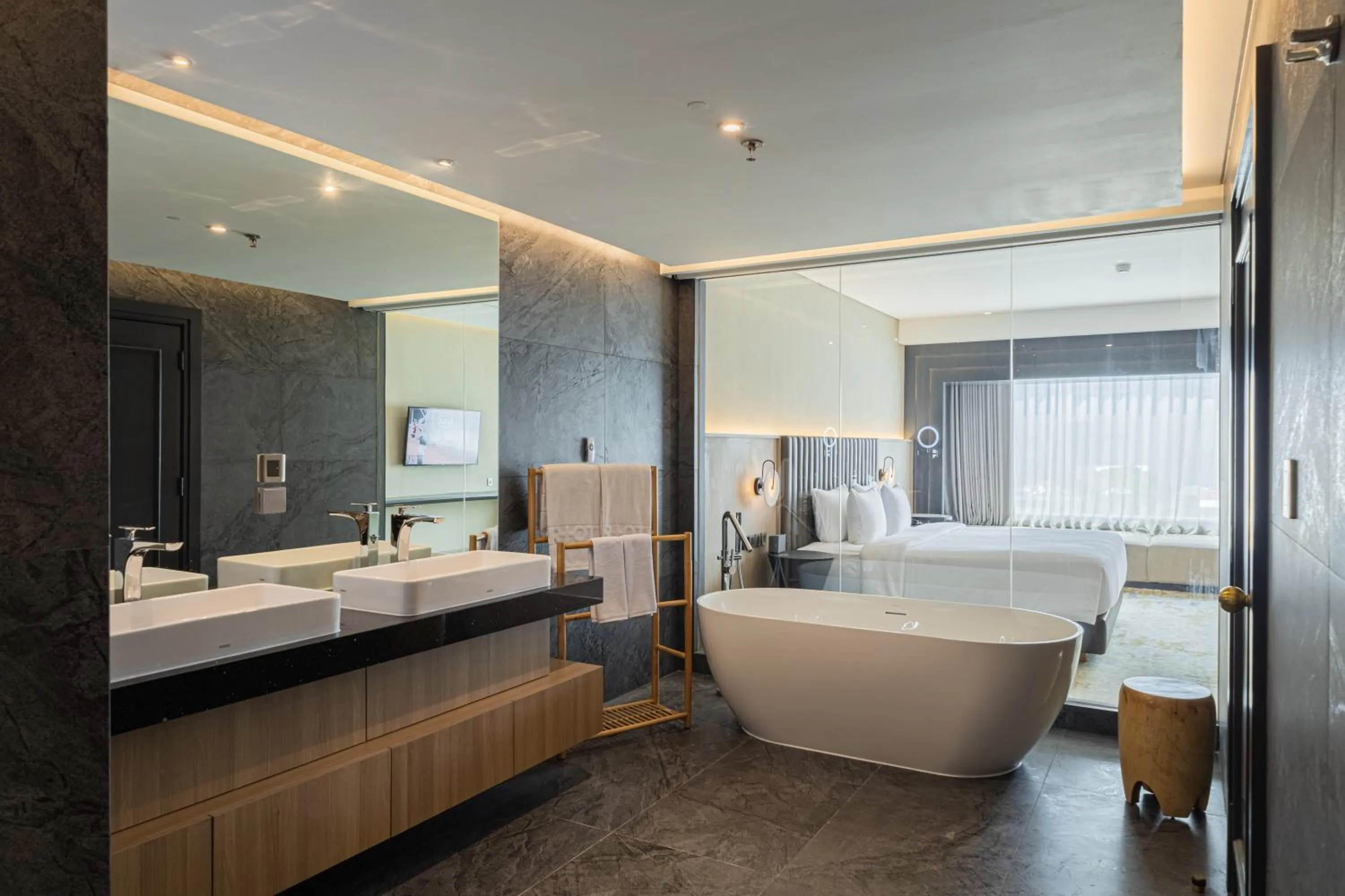 Bathroom, Bed in Mangkuluhur ARTOTEL SUITES