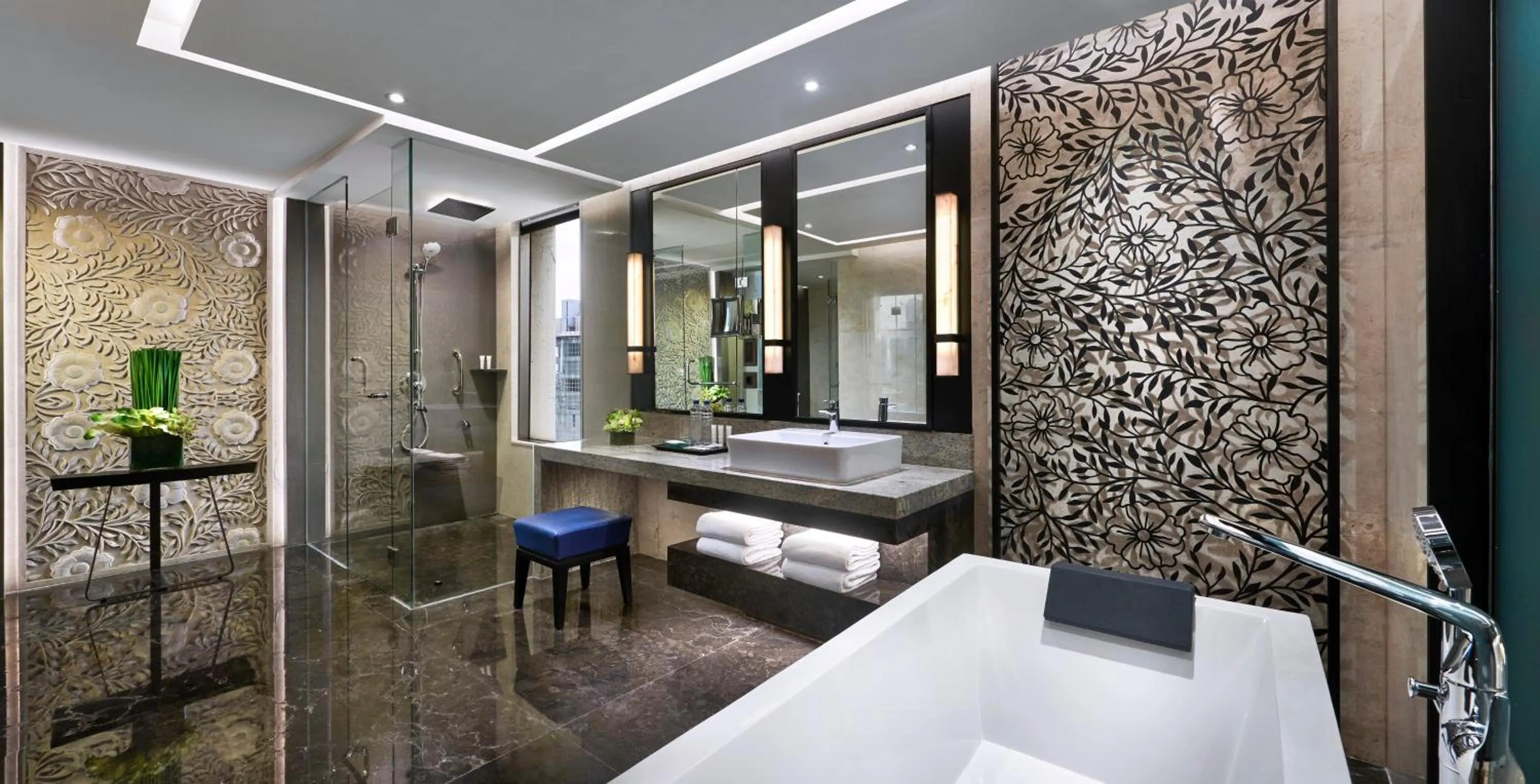 Public Bath, Bed in Mangkuluhur ARTOTEL SUITES