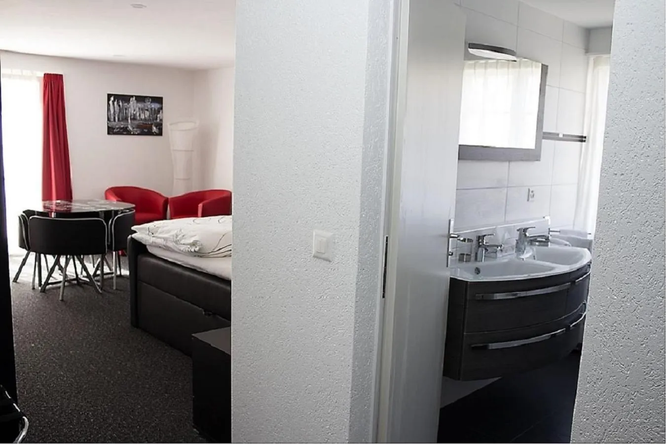 Photo of the whole room in Hôtel du Chasseur