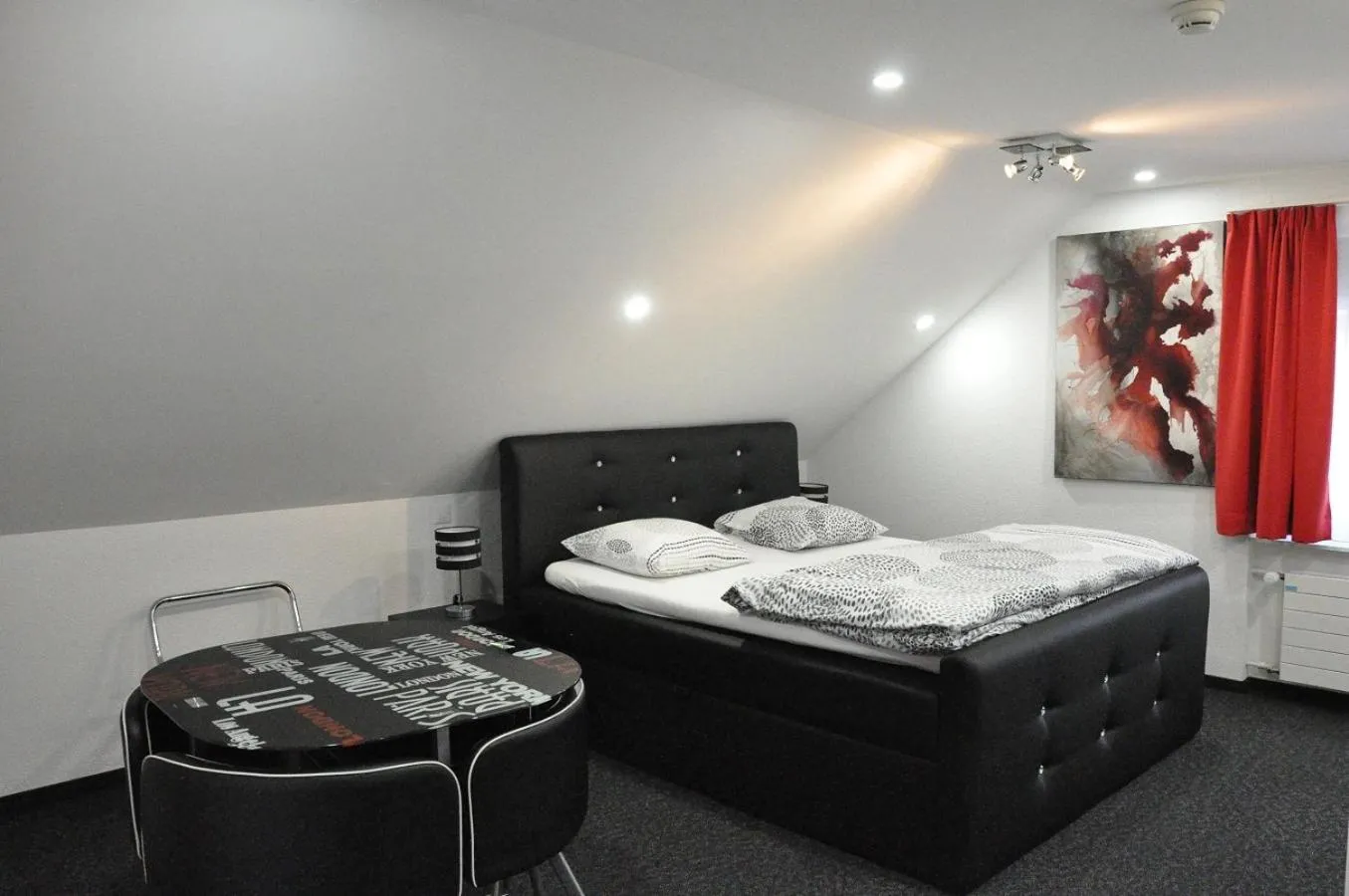 Photo of the whole room in Hôtel du Chasseur