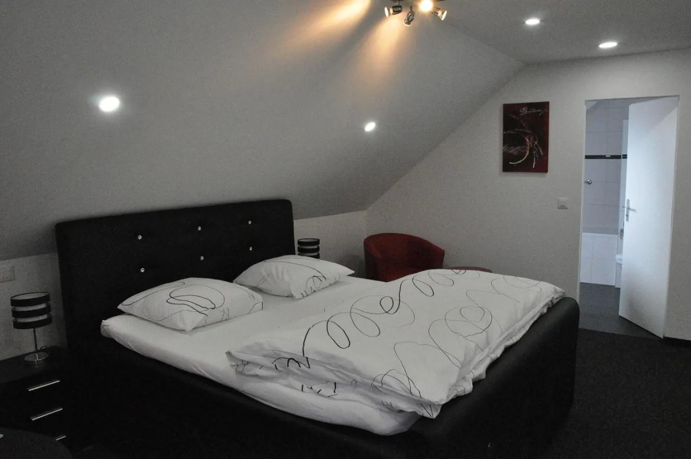 Photo of the whole room in Hôtel du Chasseur