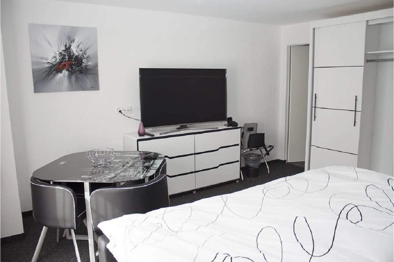 Photo of the whole room in Hôtel du Chasseur