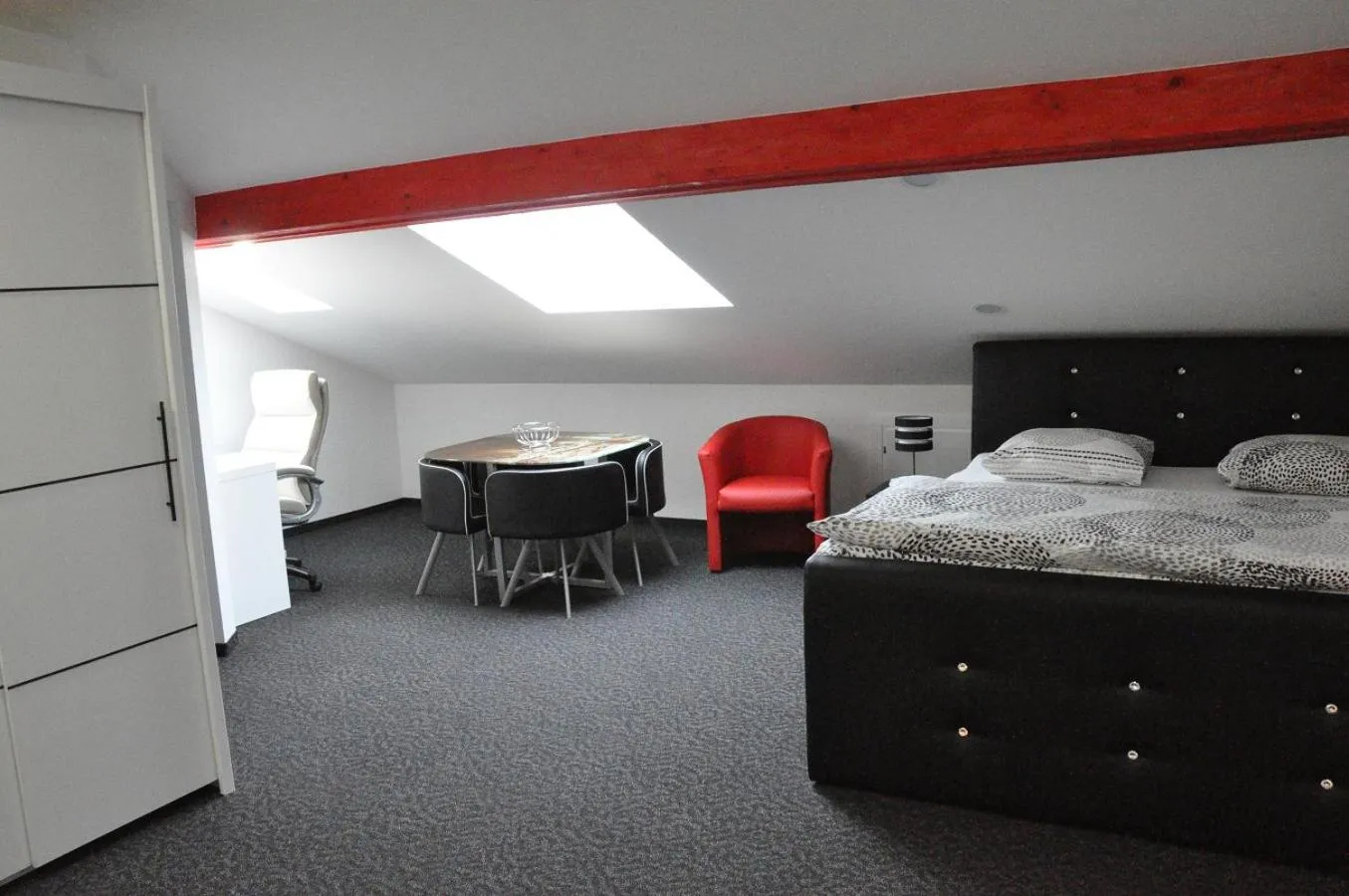 Photo of the whole room in Hôtel du Chasseur