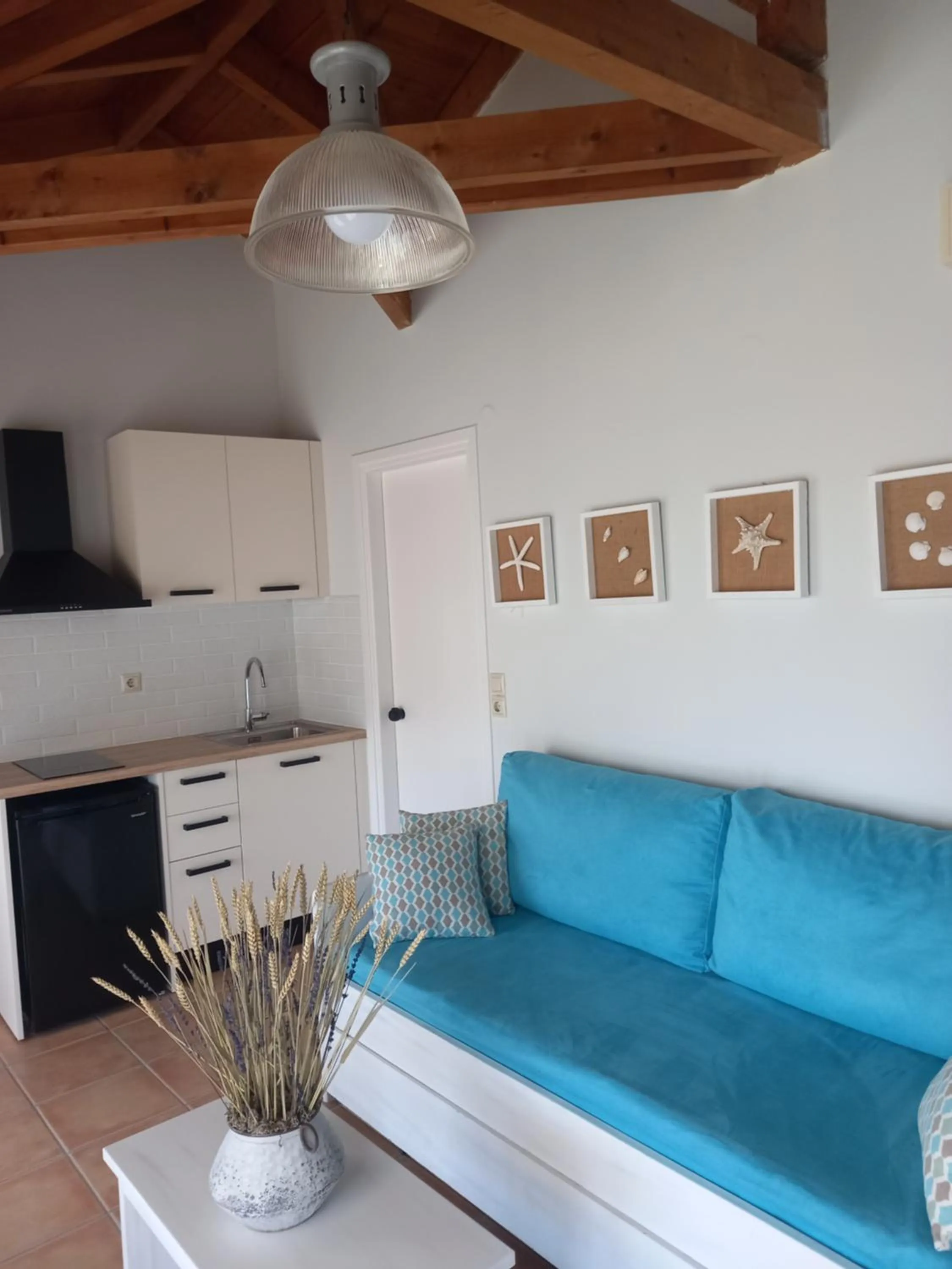 Seating area in Alexander Apartments