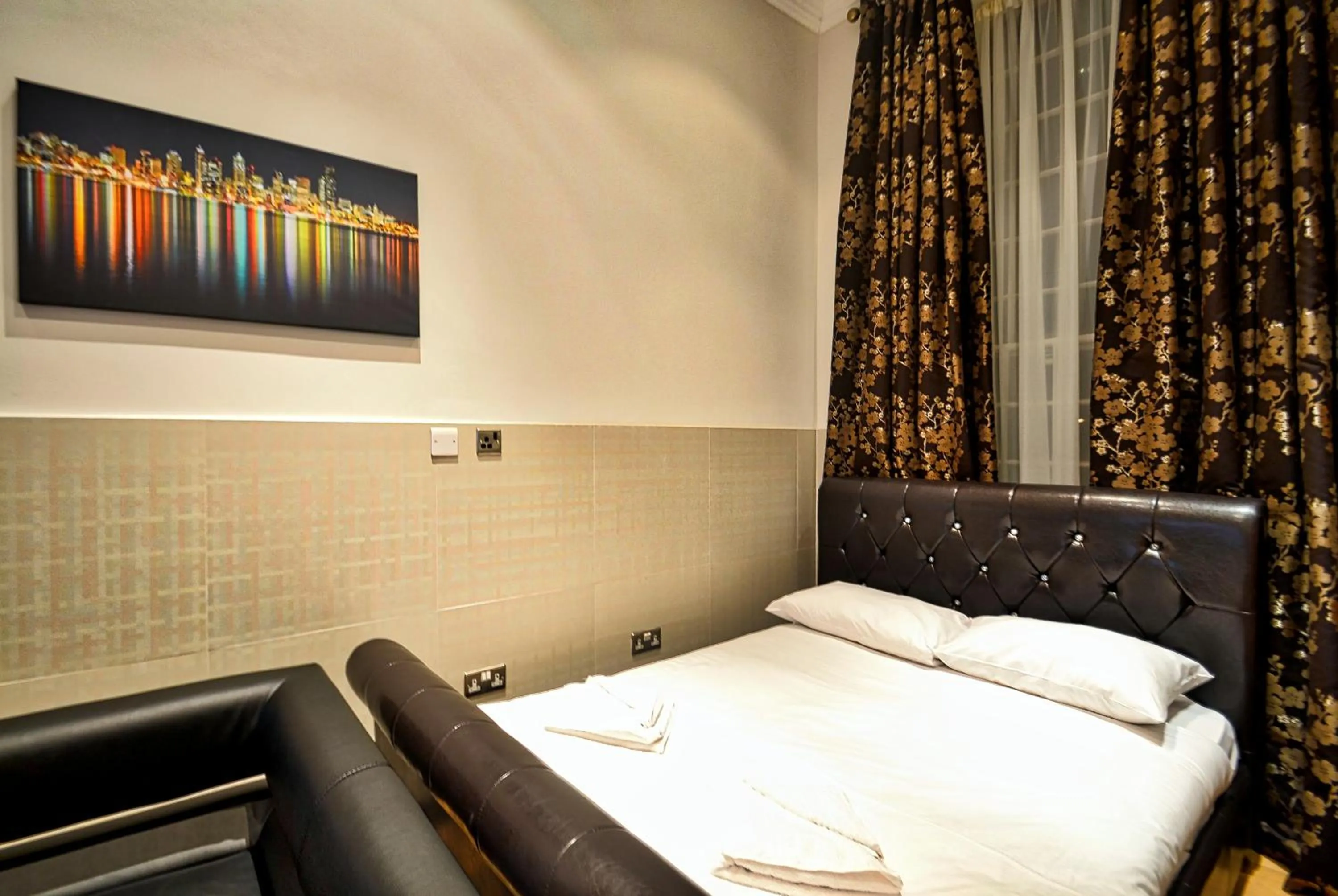 Bedroom, Bed in Hyde Park Apartments