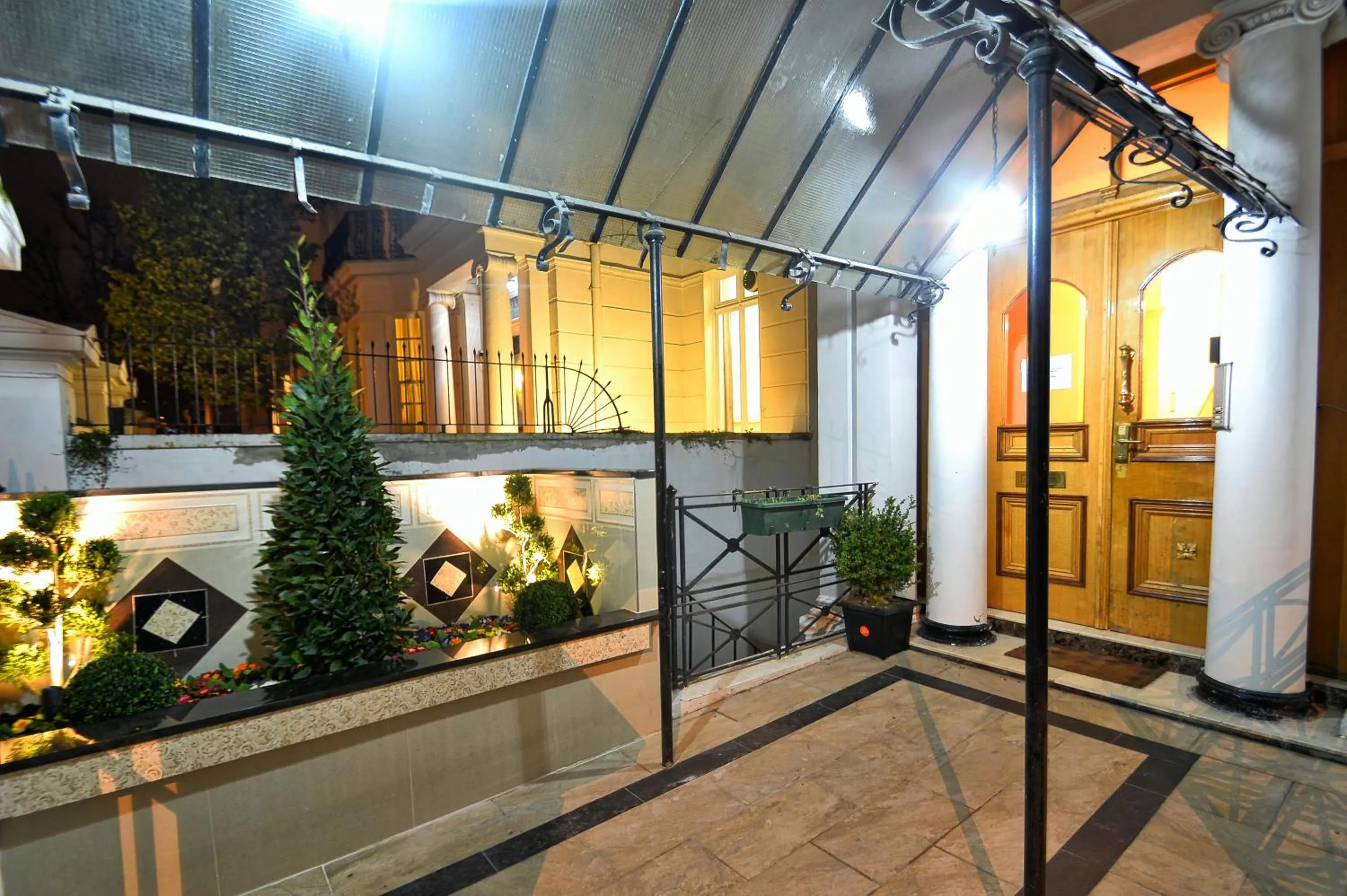 Facade/entrance in Hyde Park Apartments