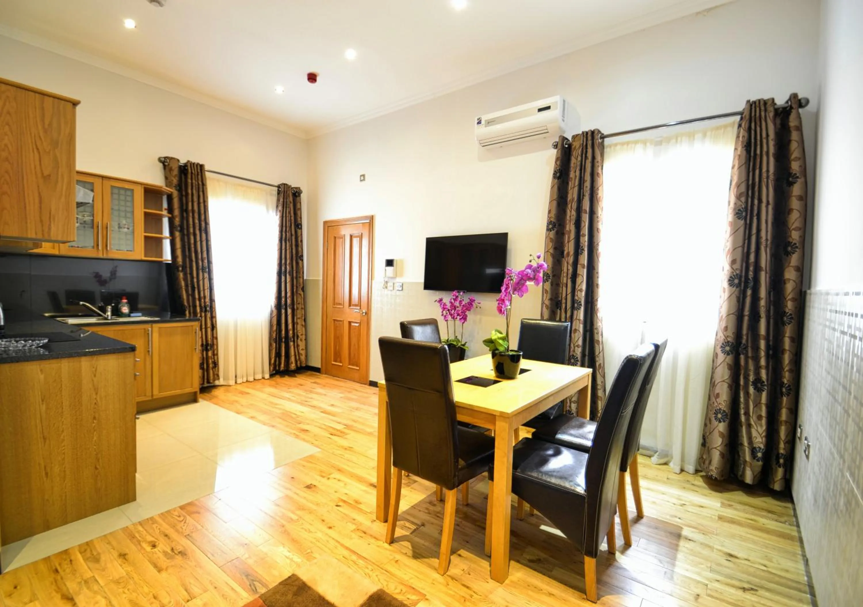 Dining area in Hyde Park Apartments