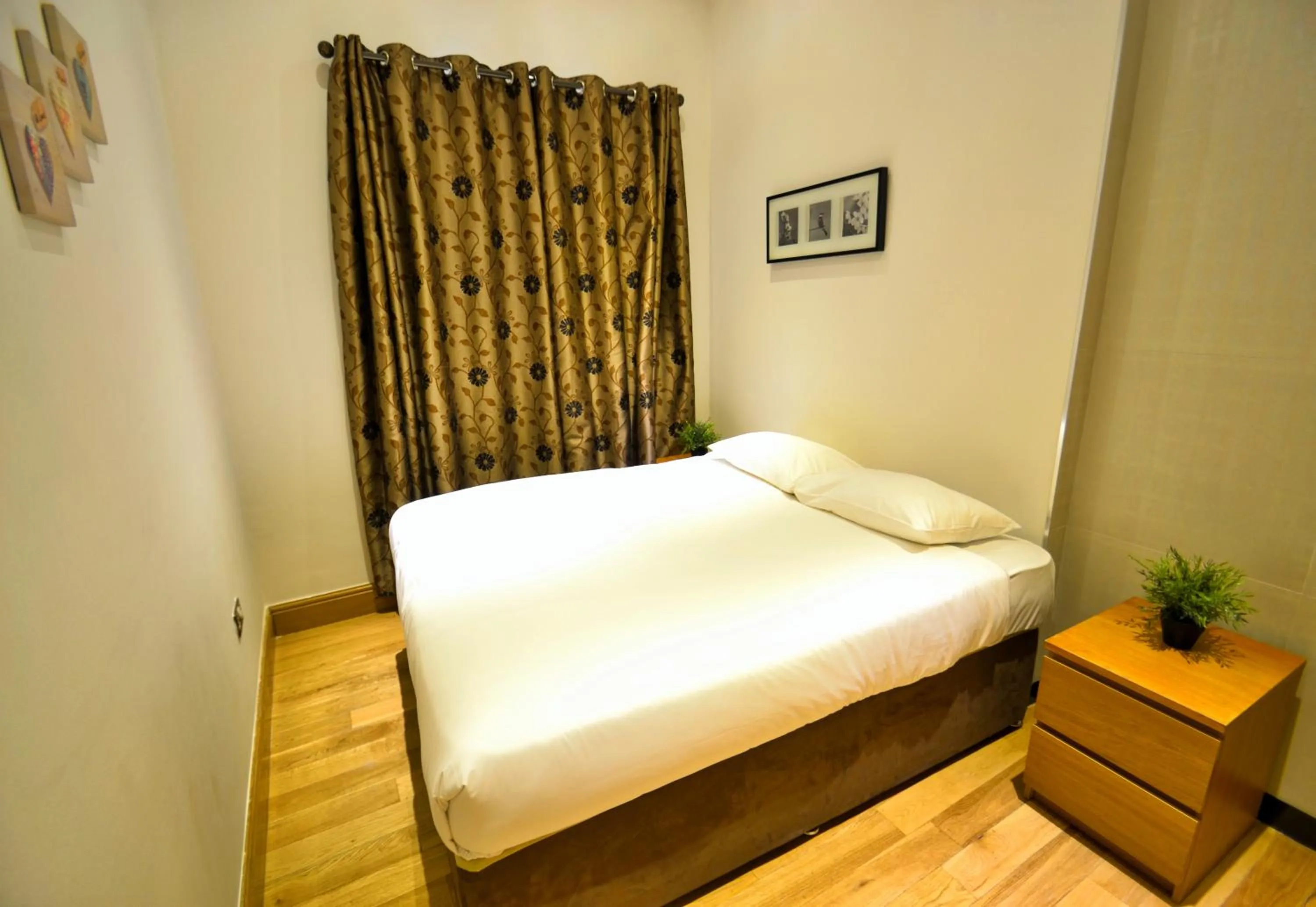 Bedroom, Bed in Hyde Park Apartments