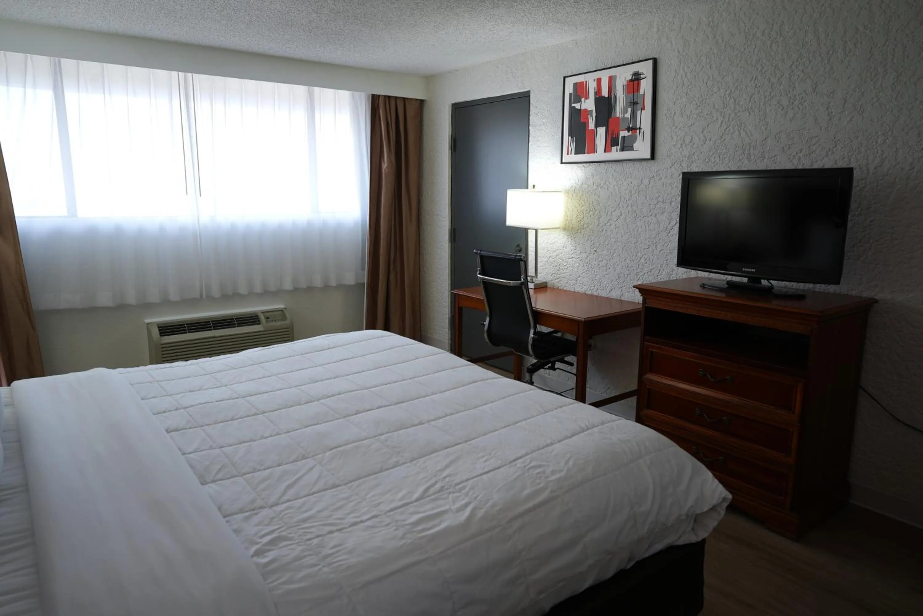 Bedroom in Clarion Hotel Broken Arrow - Tulsa