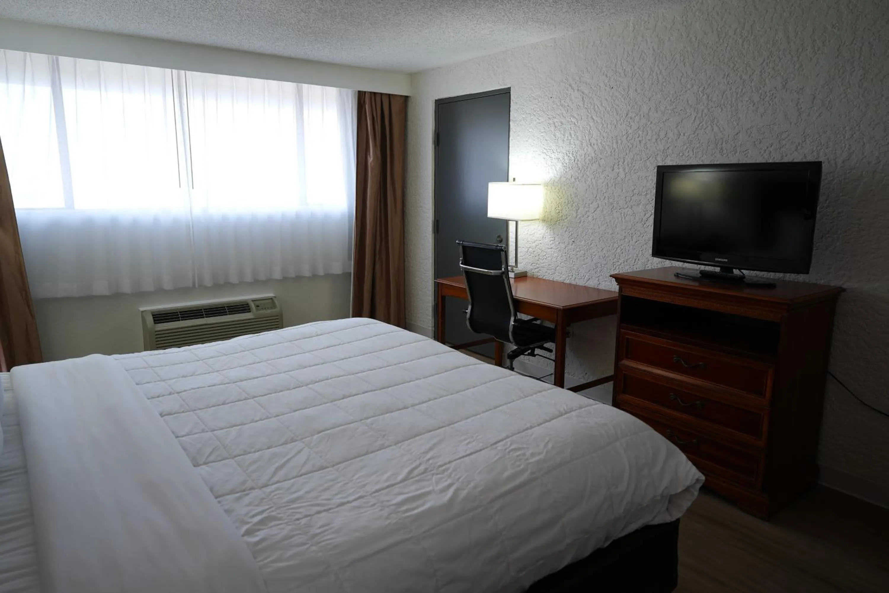 Bedroom in Clarion Hotel Broken Arrow - Tulsa