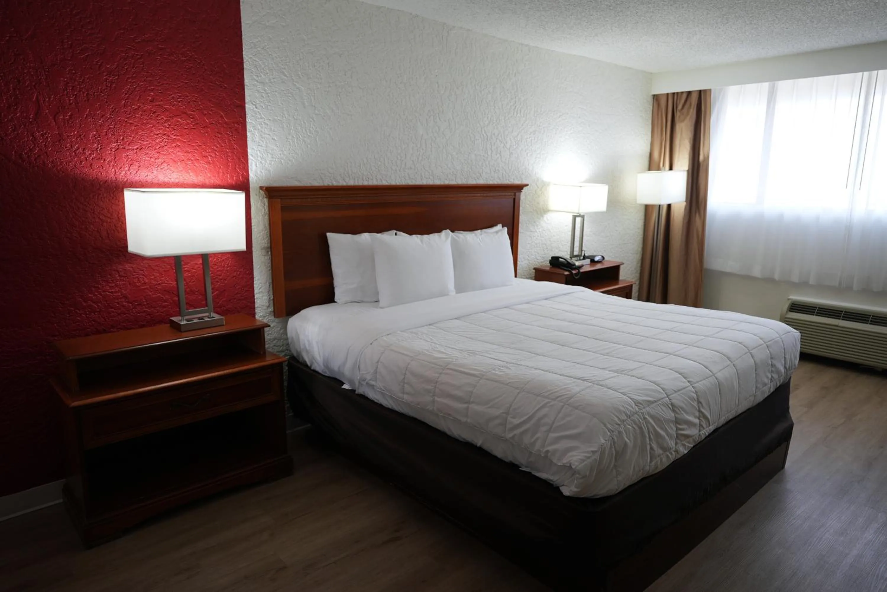 Bedroom in Clarion Hotel Broken Arrow - Tulsa