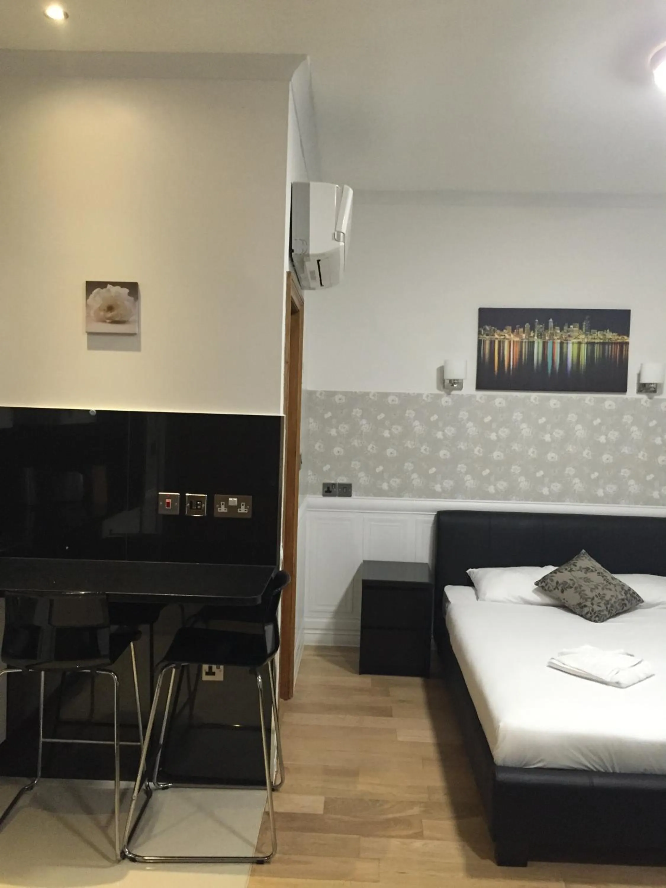 Kitchen or kitchenette, Bed in Paddington Apartments