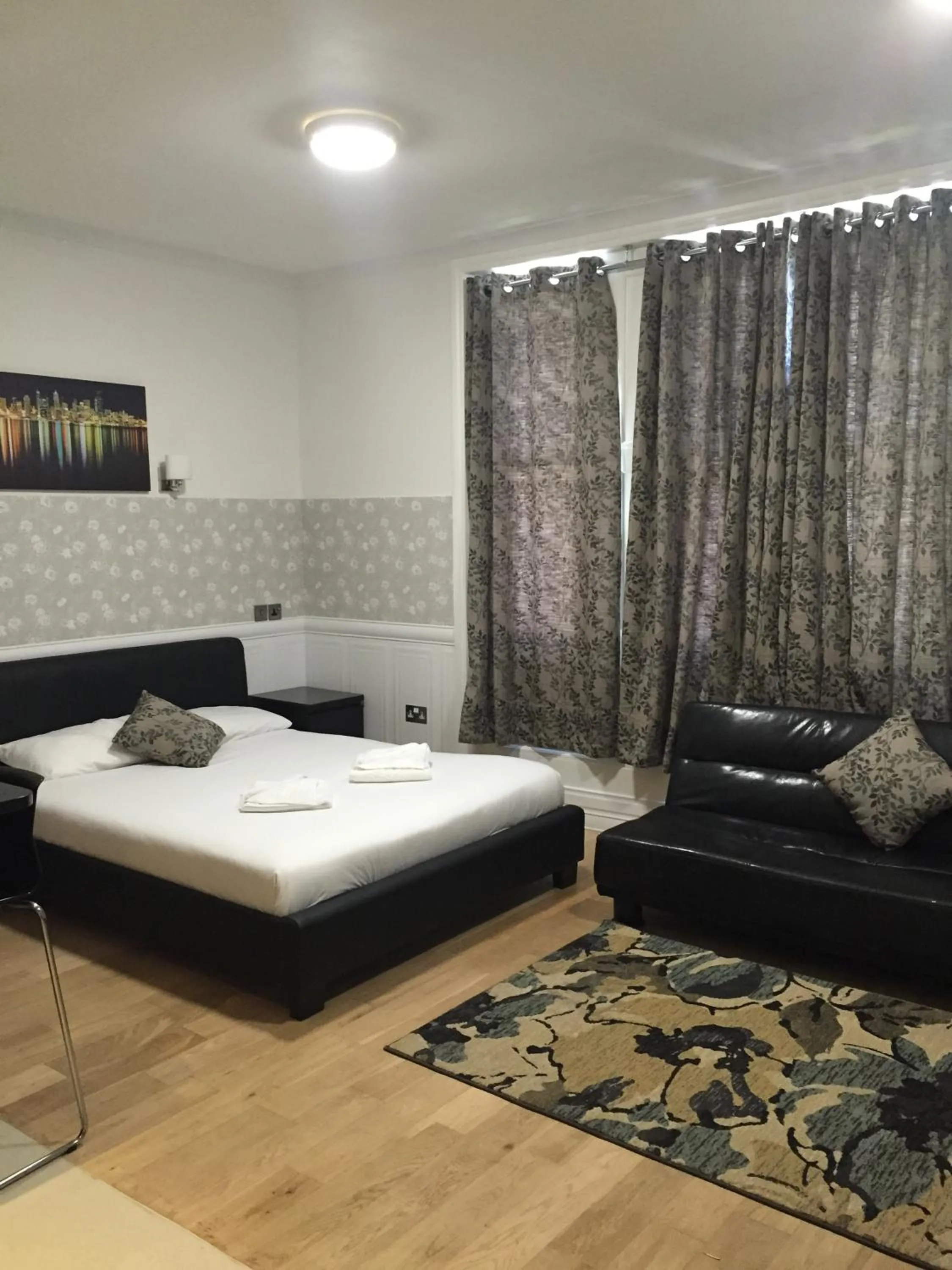 Seating area, Bed in Paddington Apartments