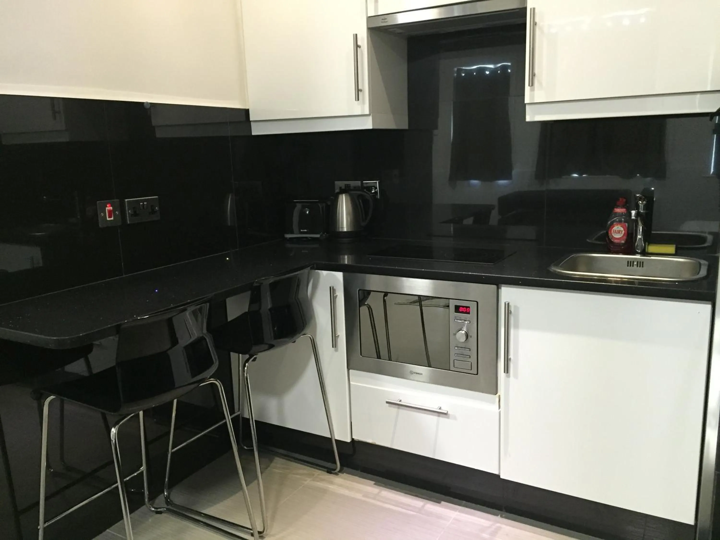 Kitchen or kitchenette in Paddington Apartments
