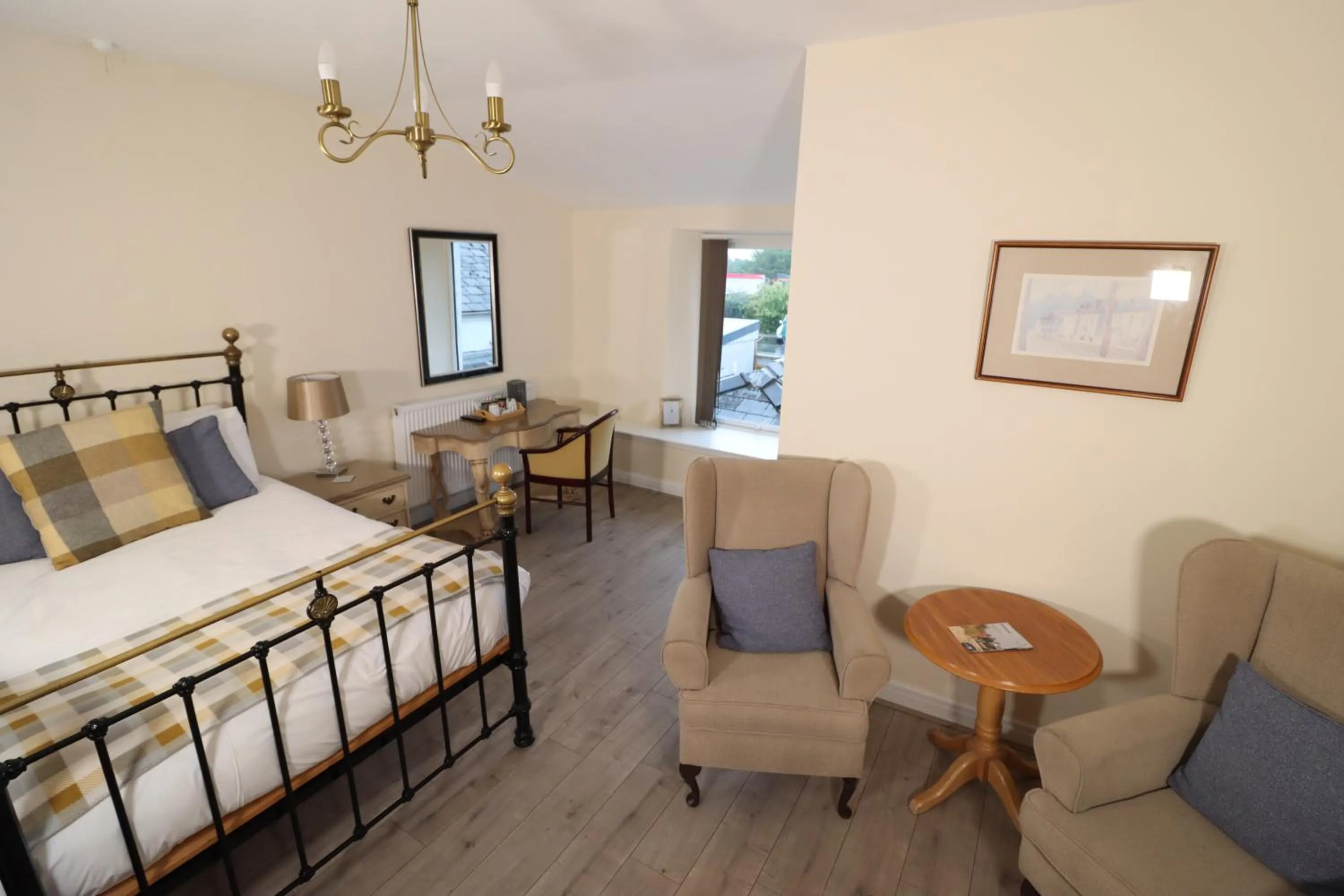 Living room, Bed in The Castle Hotel