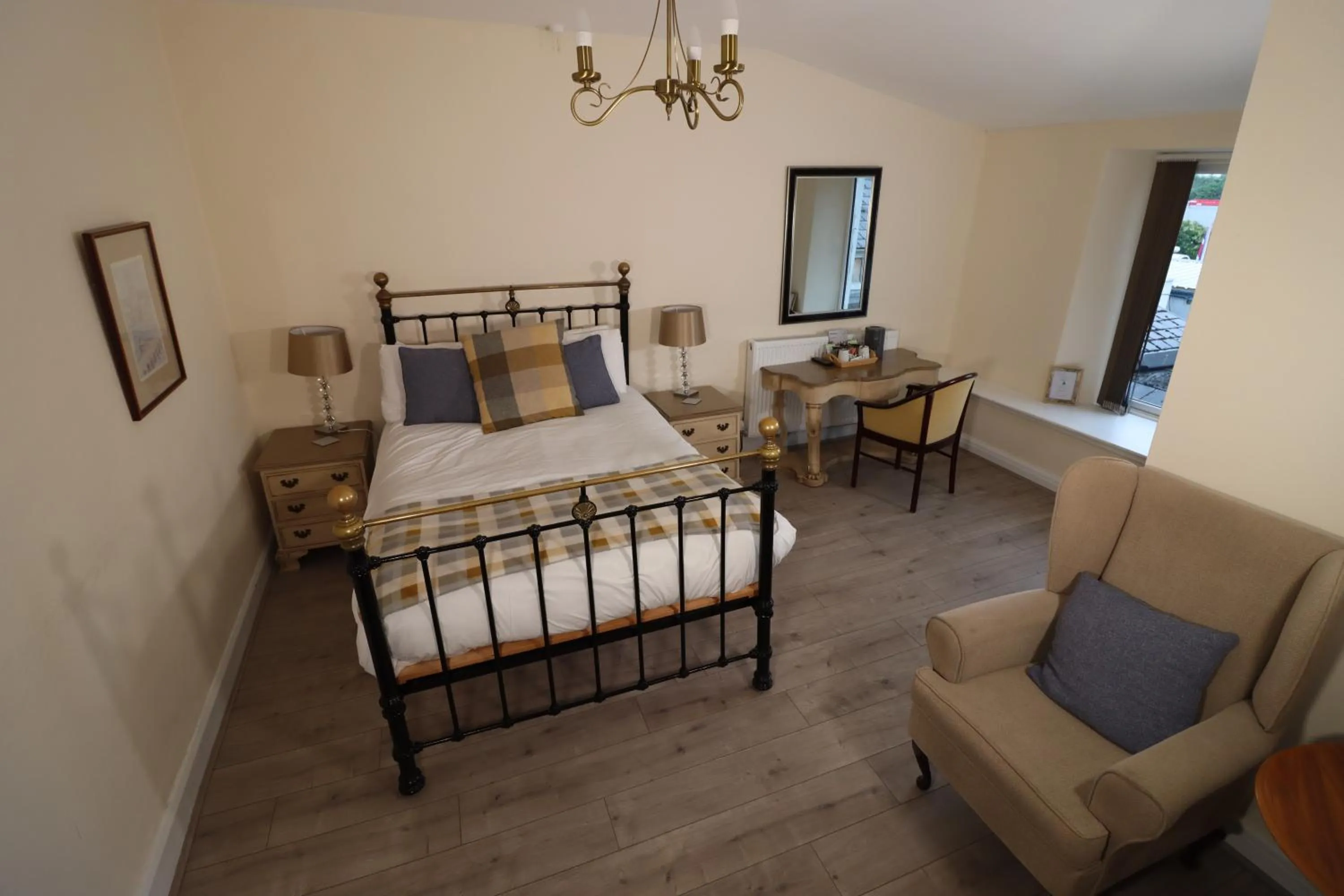 Living room, Bed in The Castle Hotel