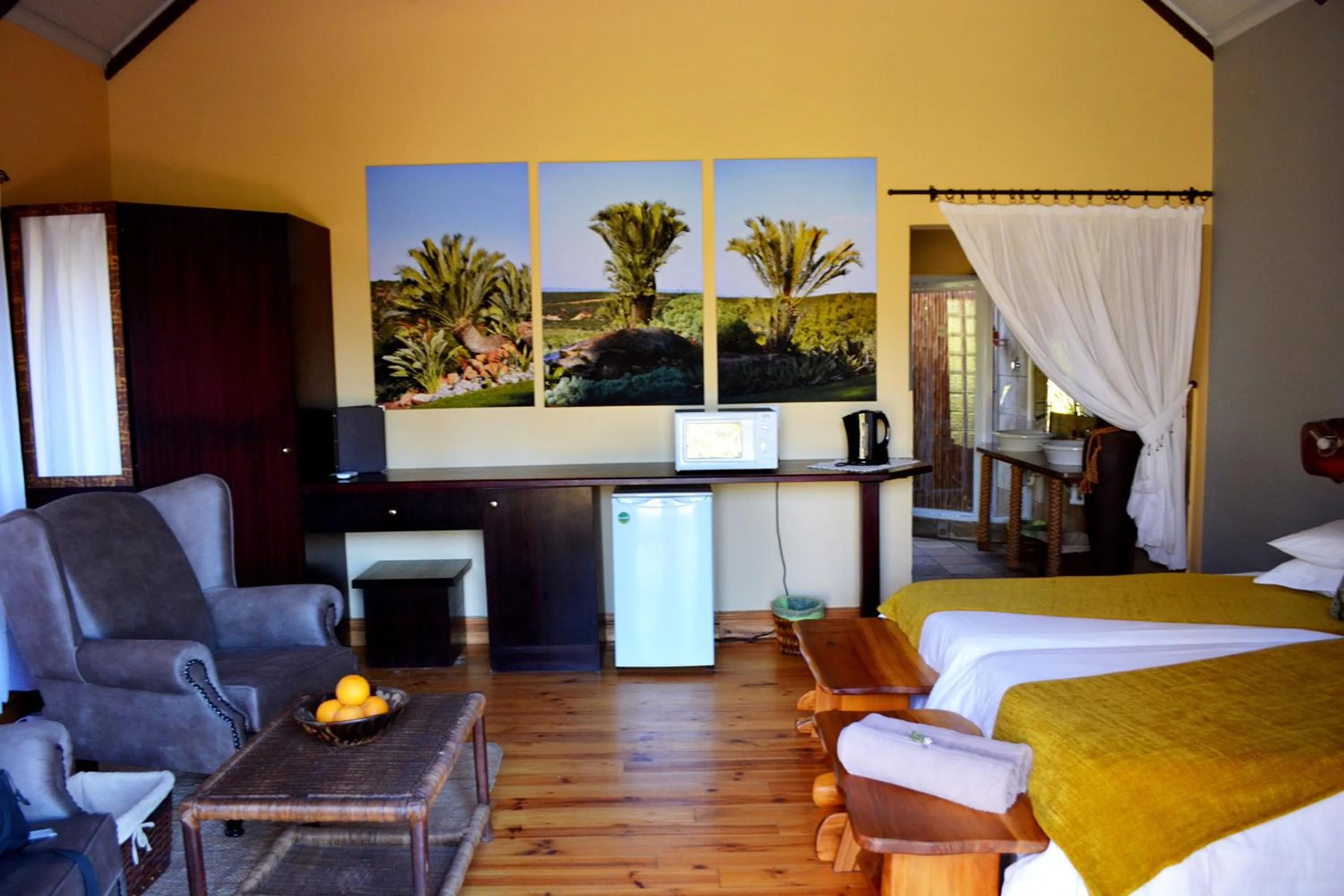Photo of the whole room, Bed in Addo Dung Beetle Guest Farm