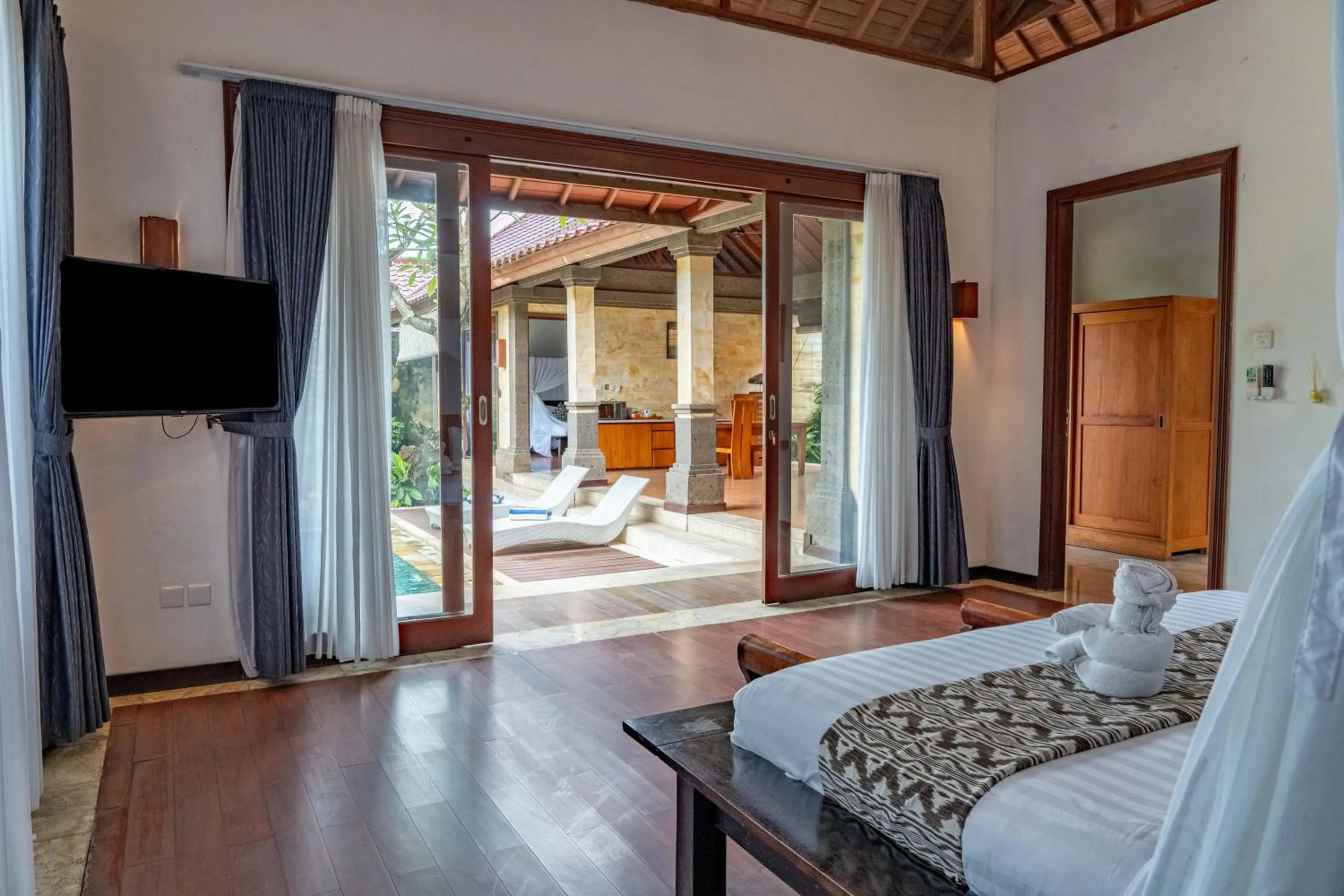 Communal lounge/ TV room, Bed in Bali Prime Villas Seminyak by Kanaya Hospitality