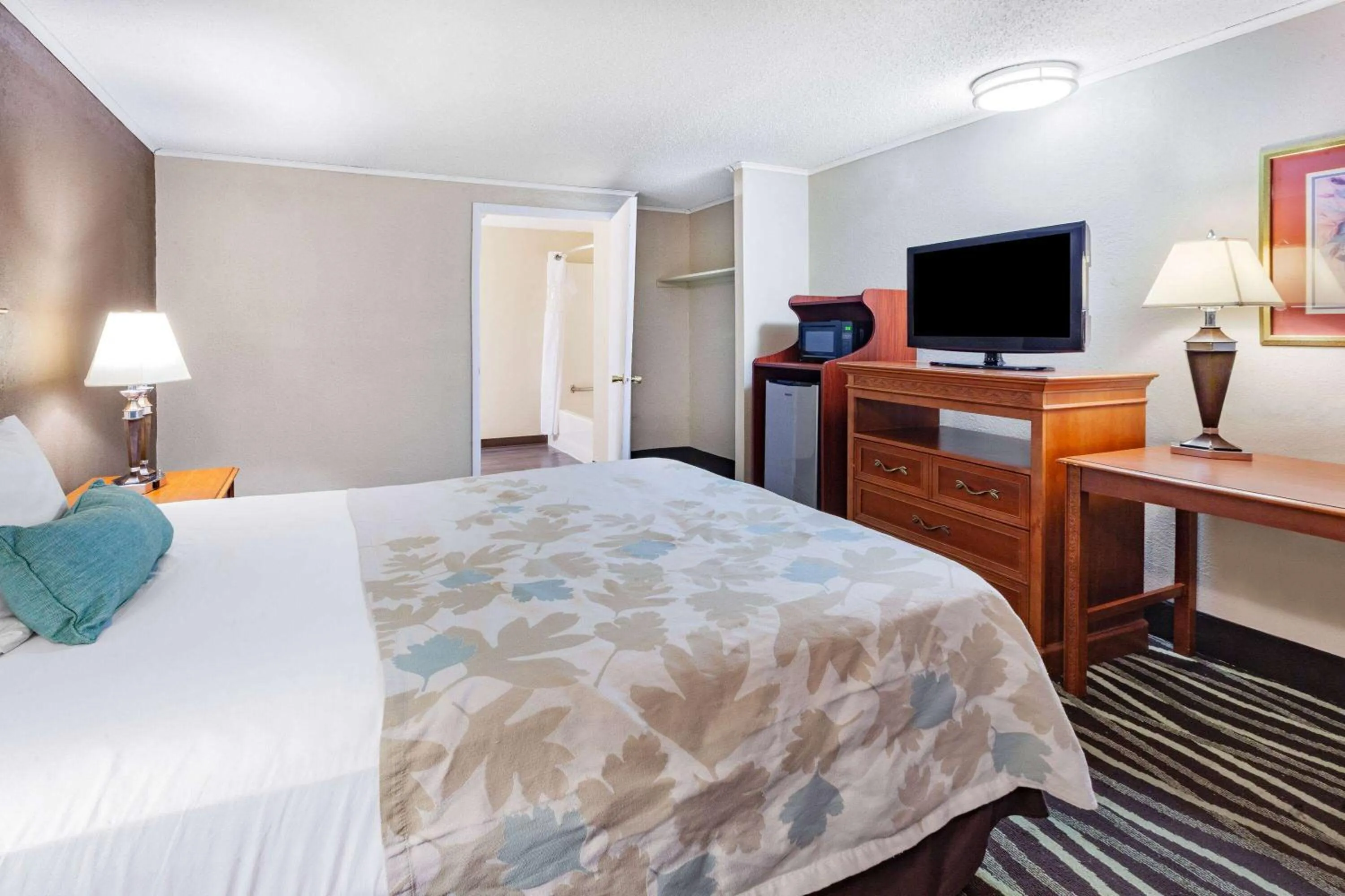 Photo of the whole room in Travelodge by Wyndham Monroe