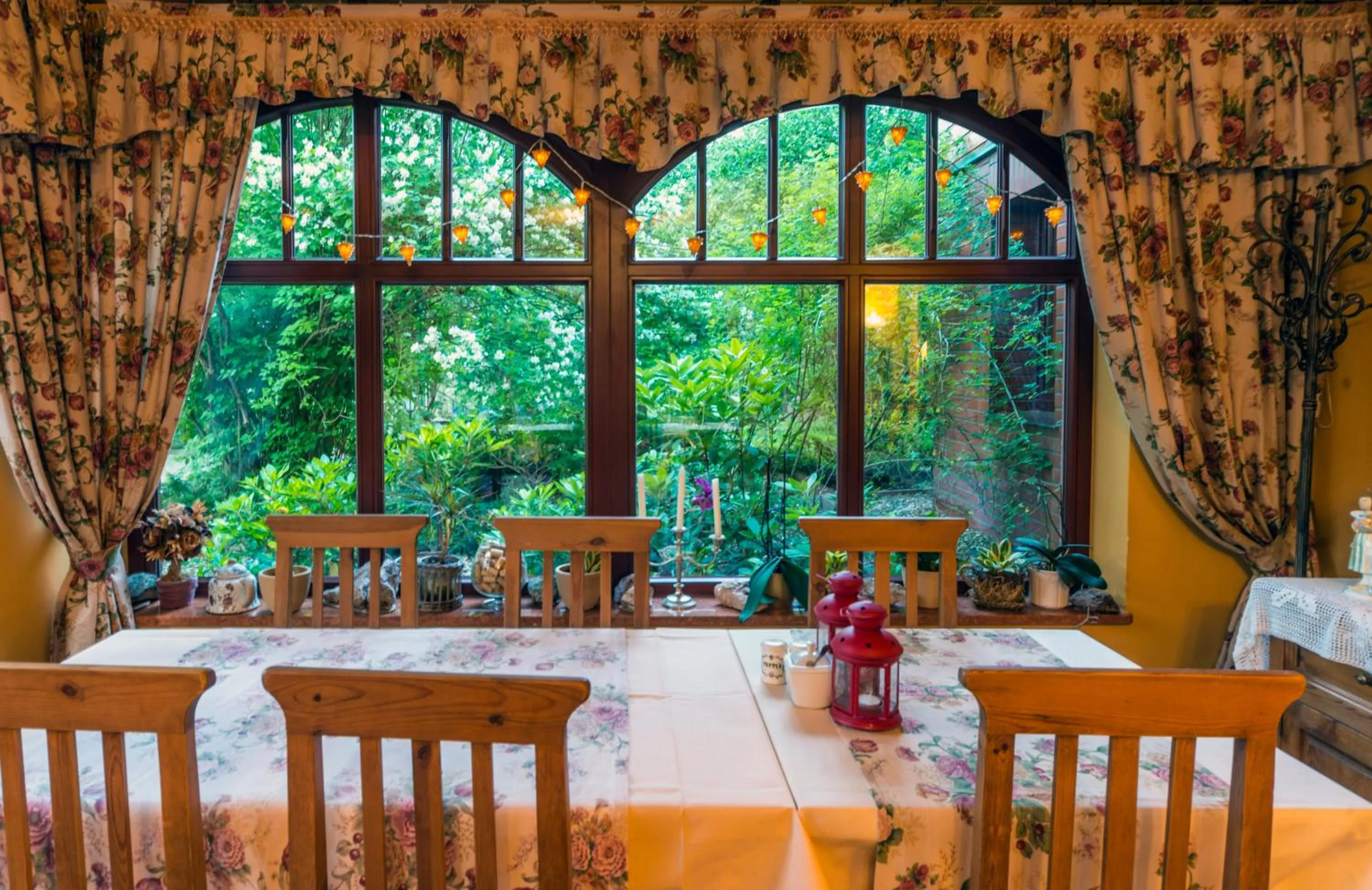 Restaurant/places to eat in Hotel Magnes