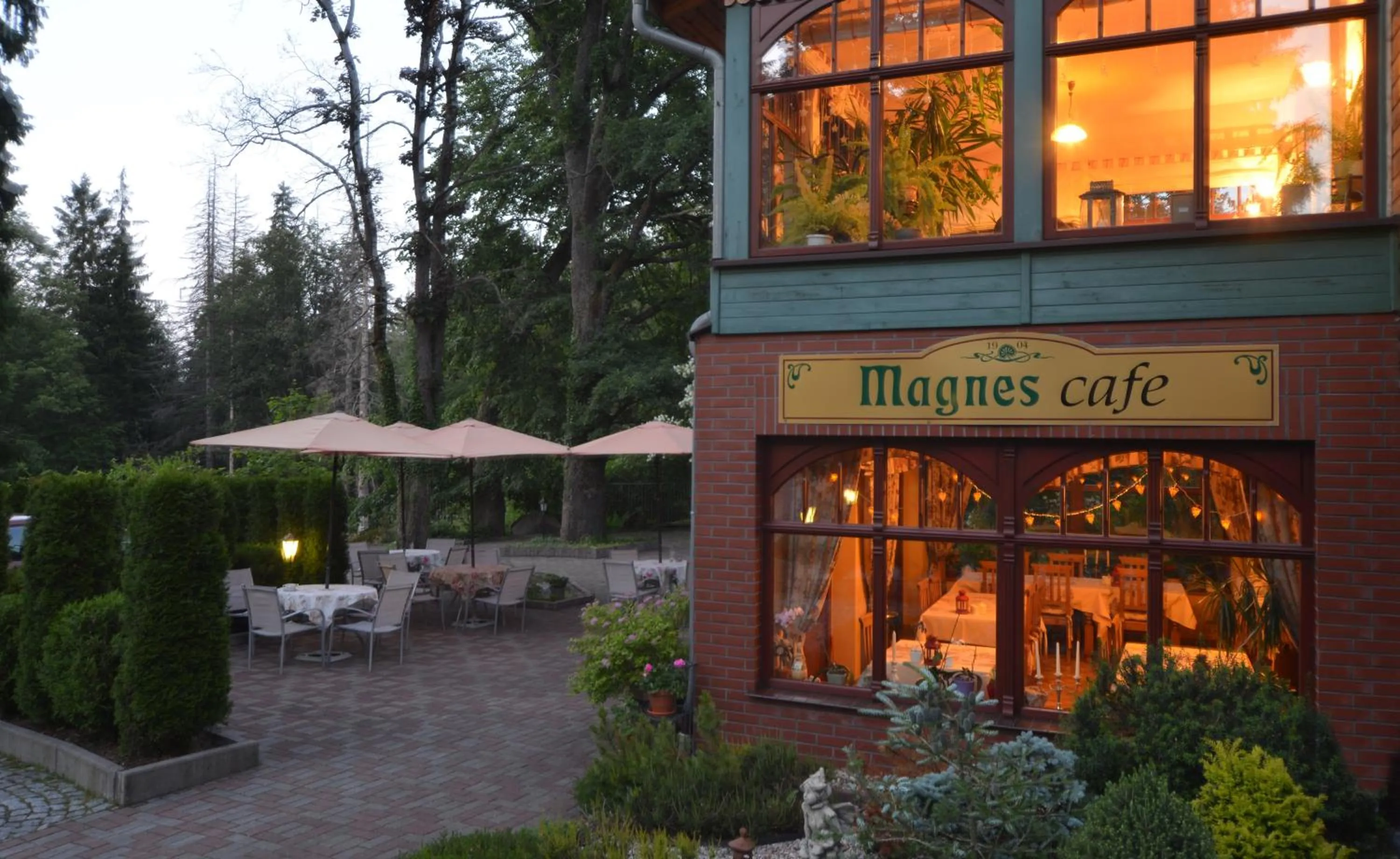 Restaurant/places to eat in Hotel Magnes