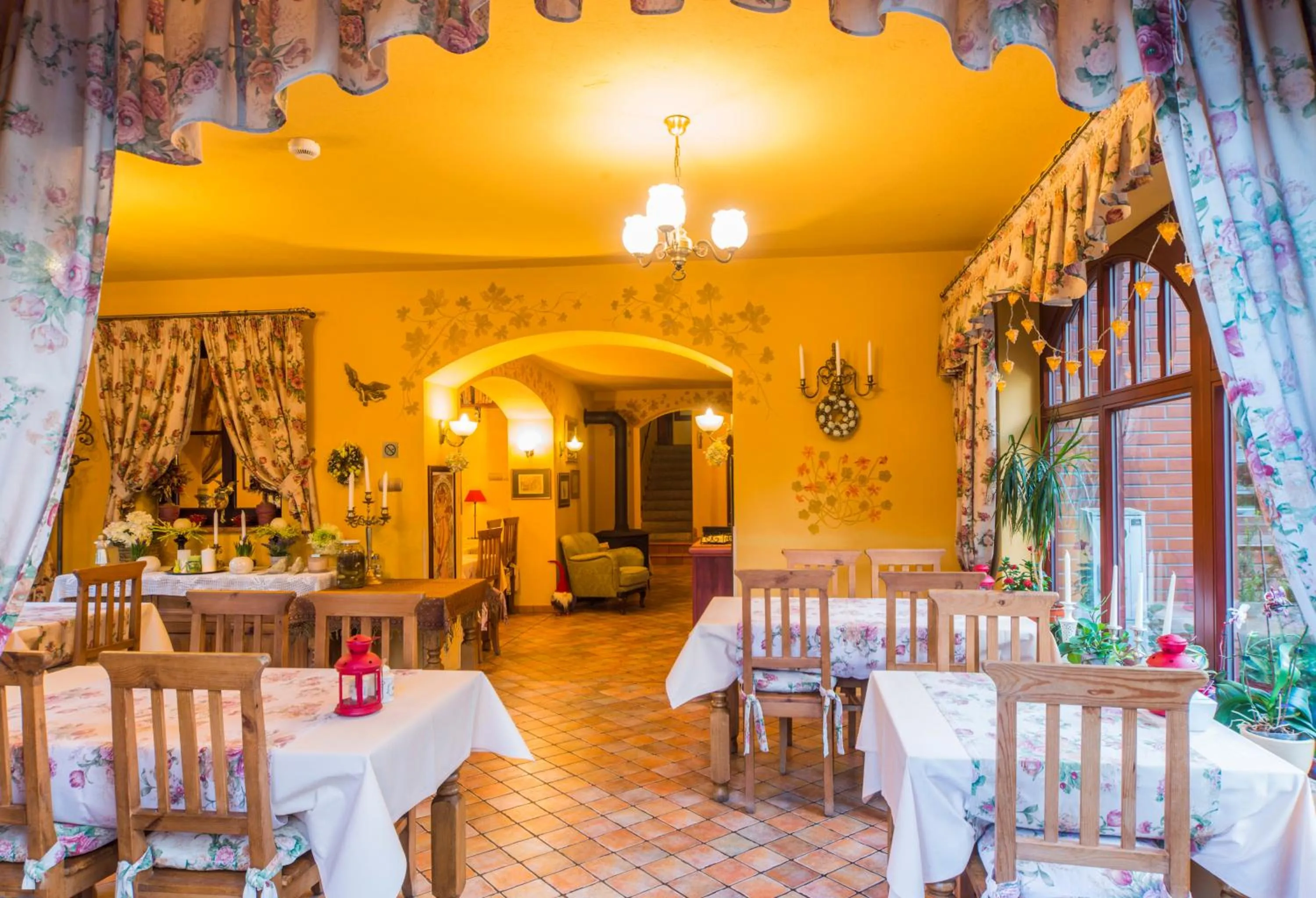 Restaurant/places to eat in Hotel Magnes