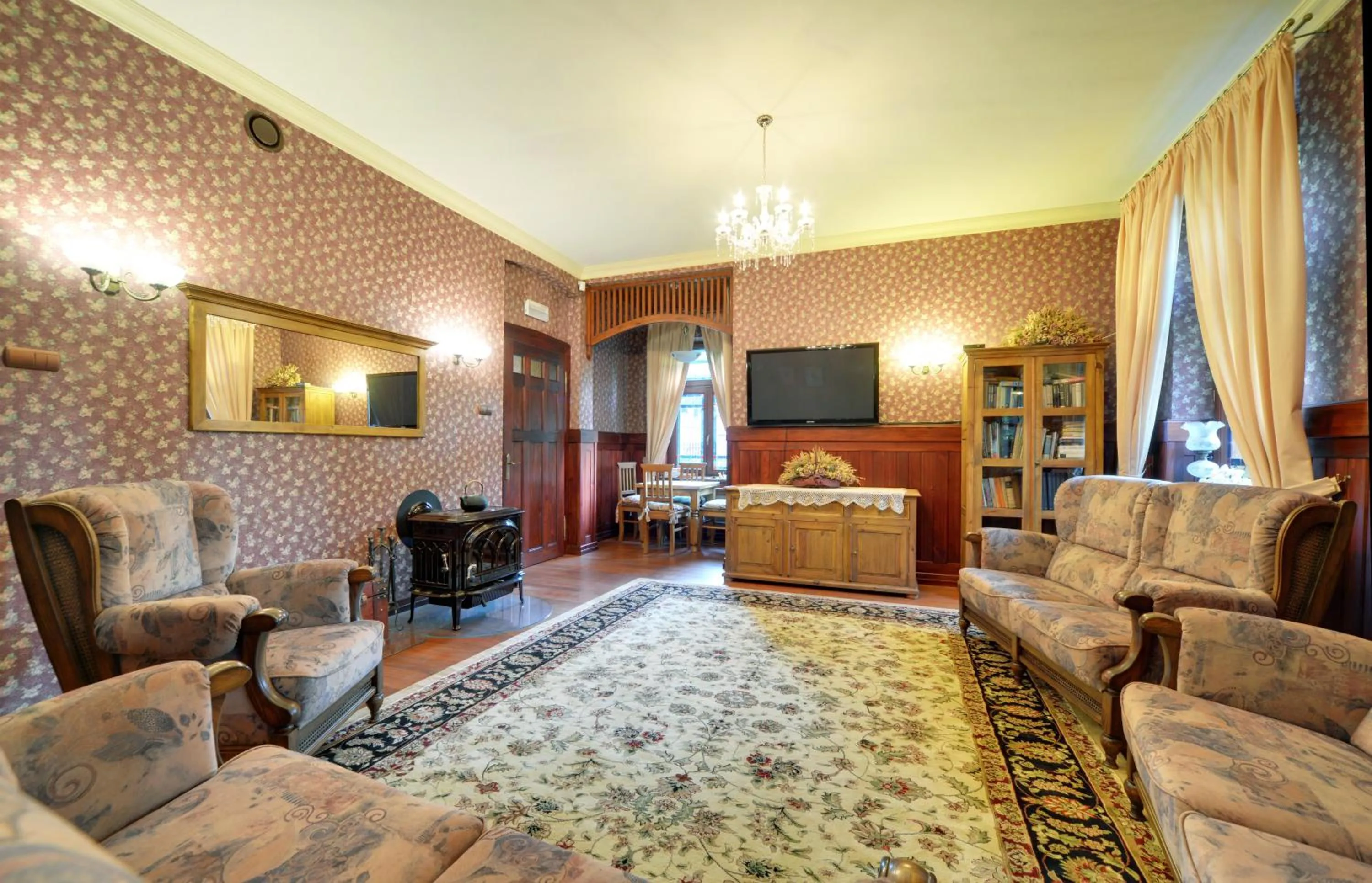 Communal lounge/ TV room in Hotel Magnes