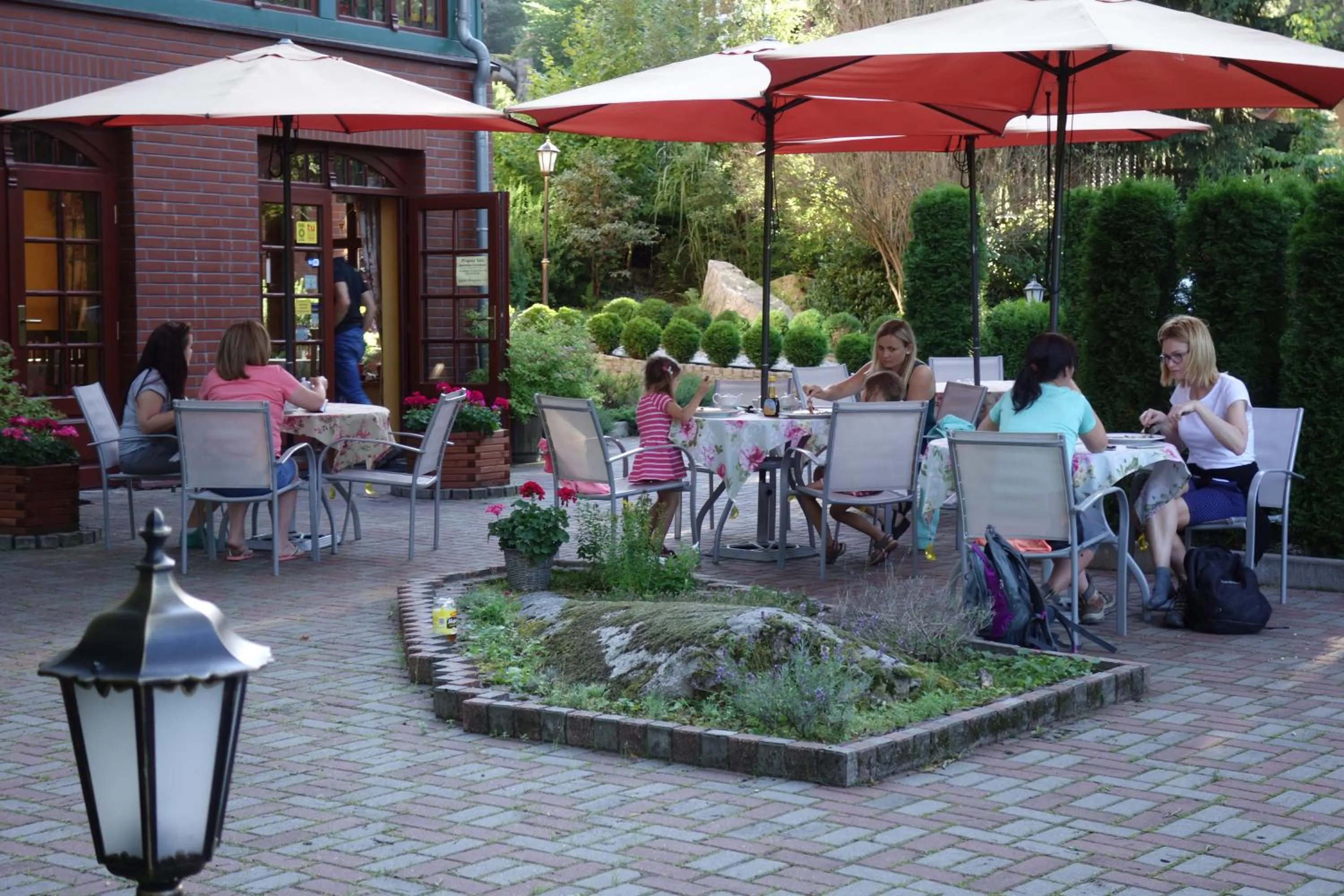 Restaurant/places to eat in Hotel Magnes